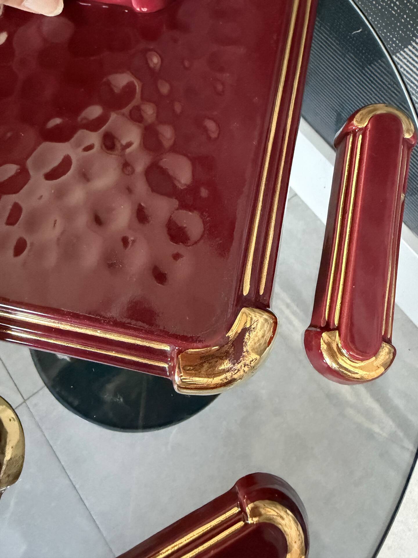 Art Deco table service in glazed burgundy and gold earthenware – Complete