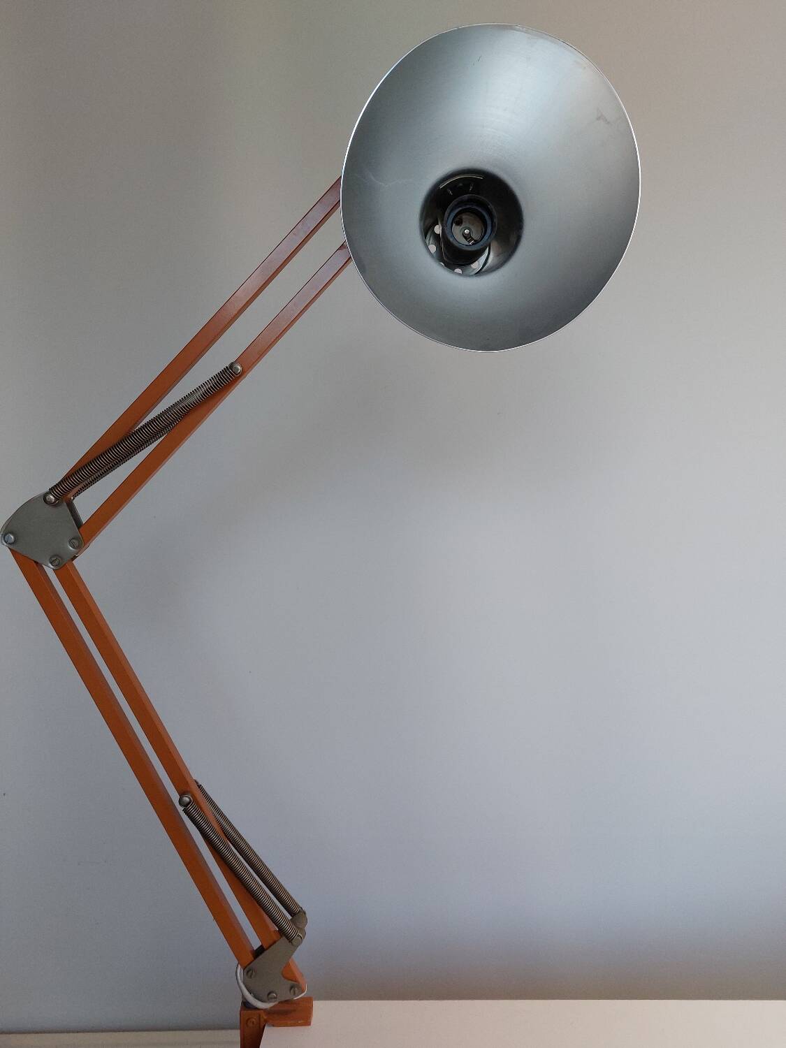 Articulated industrial workshop lamp