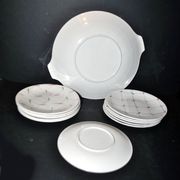 11 assiettes à dessert et plat à tarte vintage en céramique à décor de carreaux