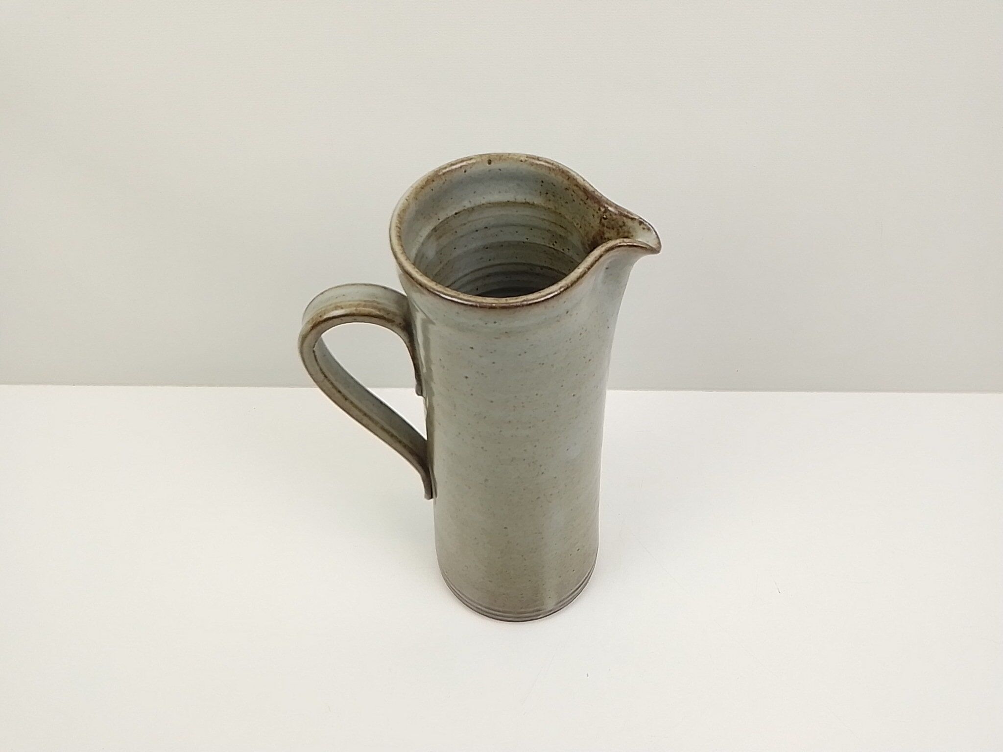 Pitcher in speckled sandstone 27 cm