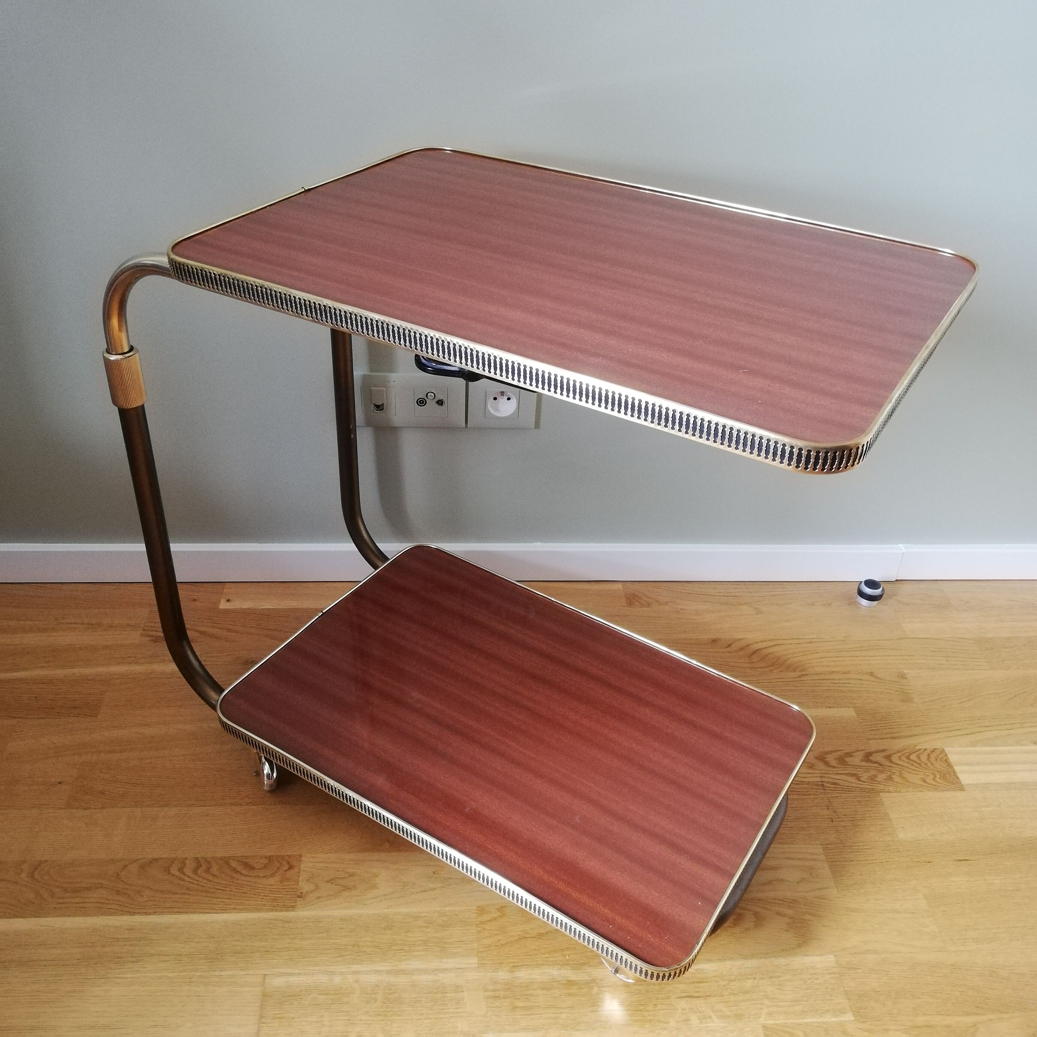 Height-adjustable and reclining art deco service "L'adap-table"