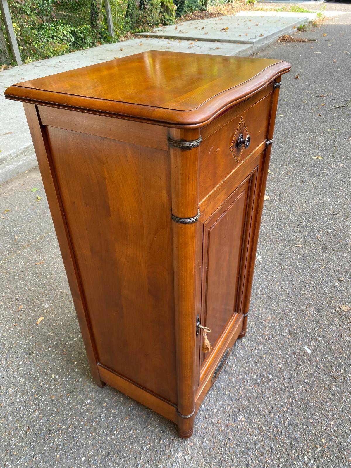 Commode, chevet en bois massif, 19ème siècle
