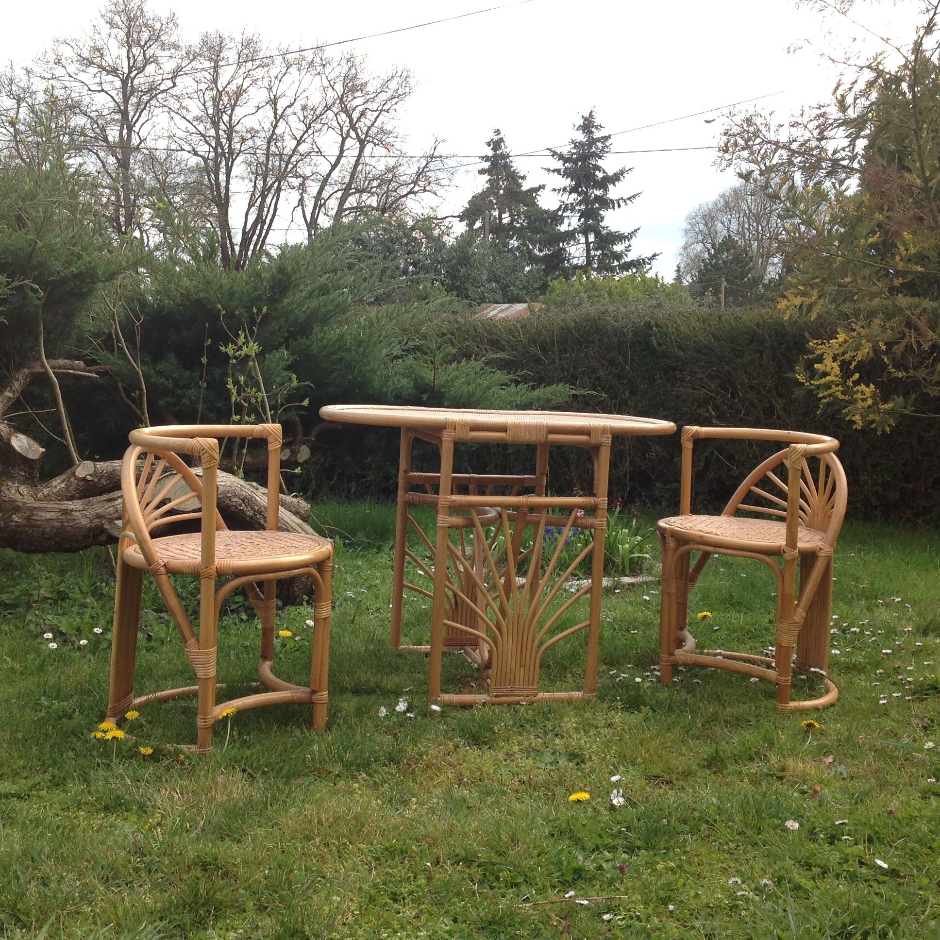 Built-in rattan lounge table and its two chairs
