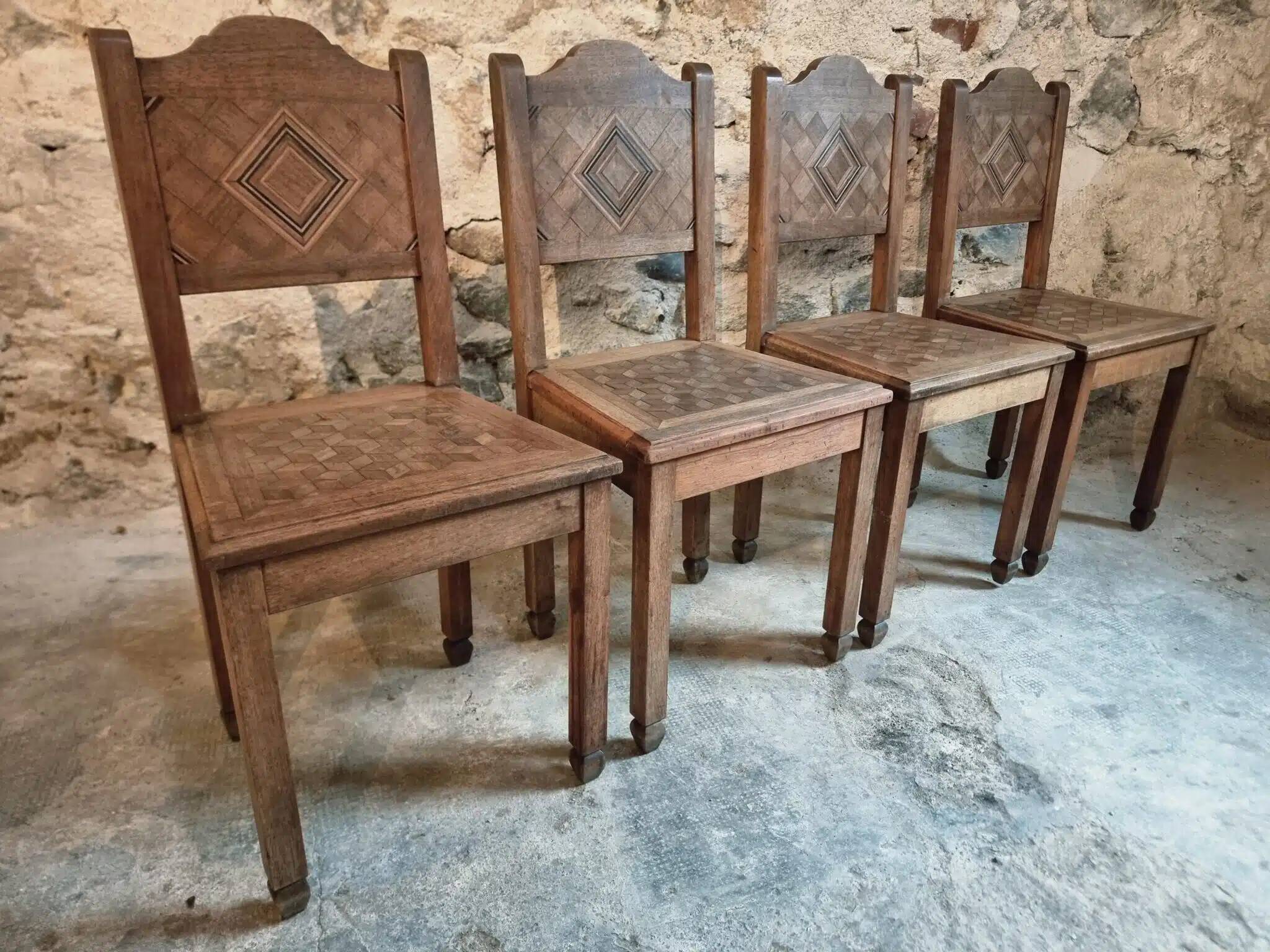 Ensemble de 4 chaises de salle à manger anciennes Arts & Crafts / début Art Déco en noyer massif – Marqueterie géométrique, vers 1900–1930