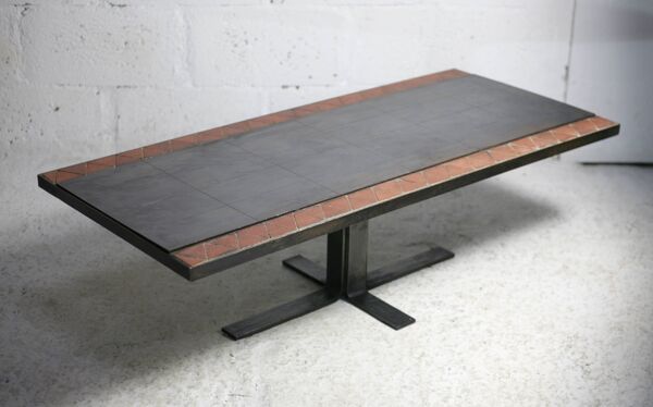 Table basse, céramique et plaques acier, circa 1960.