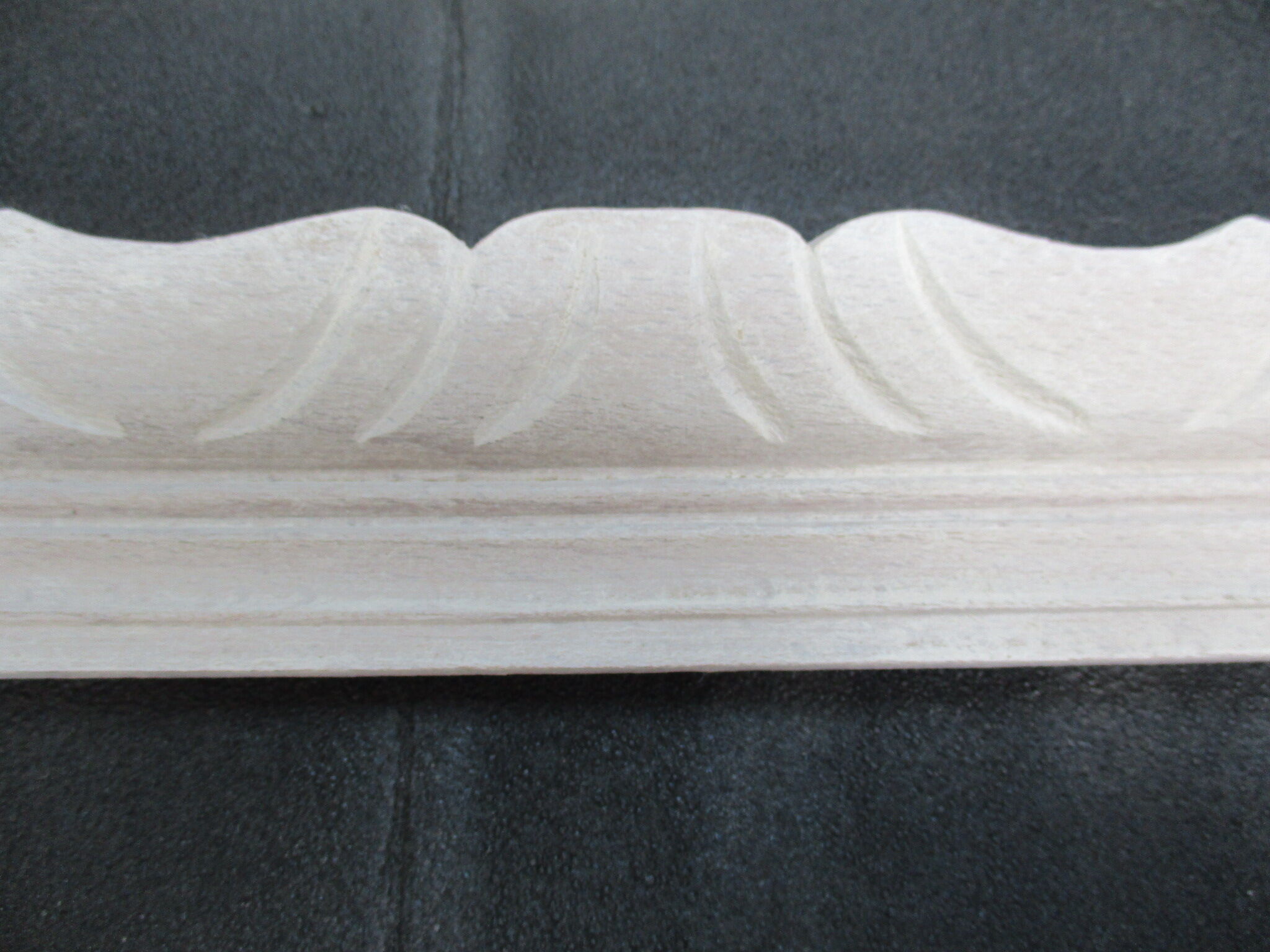Cadre en bois sculpté- céruse blanche
