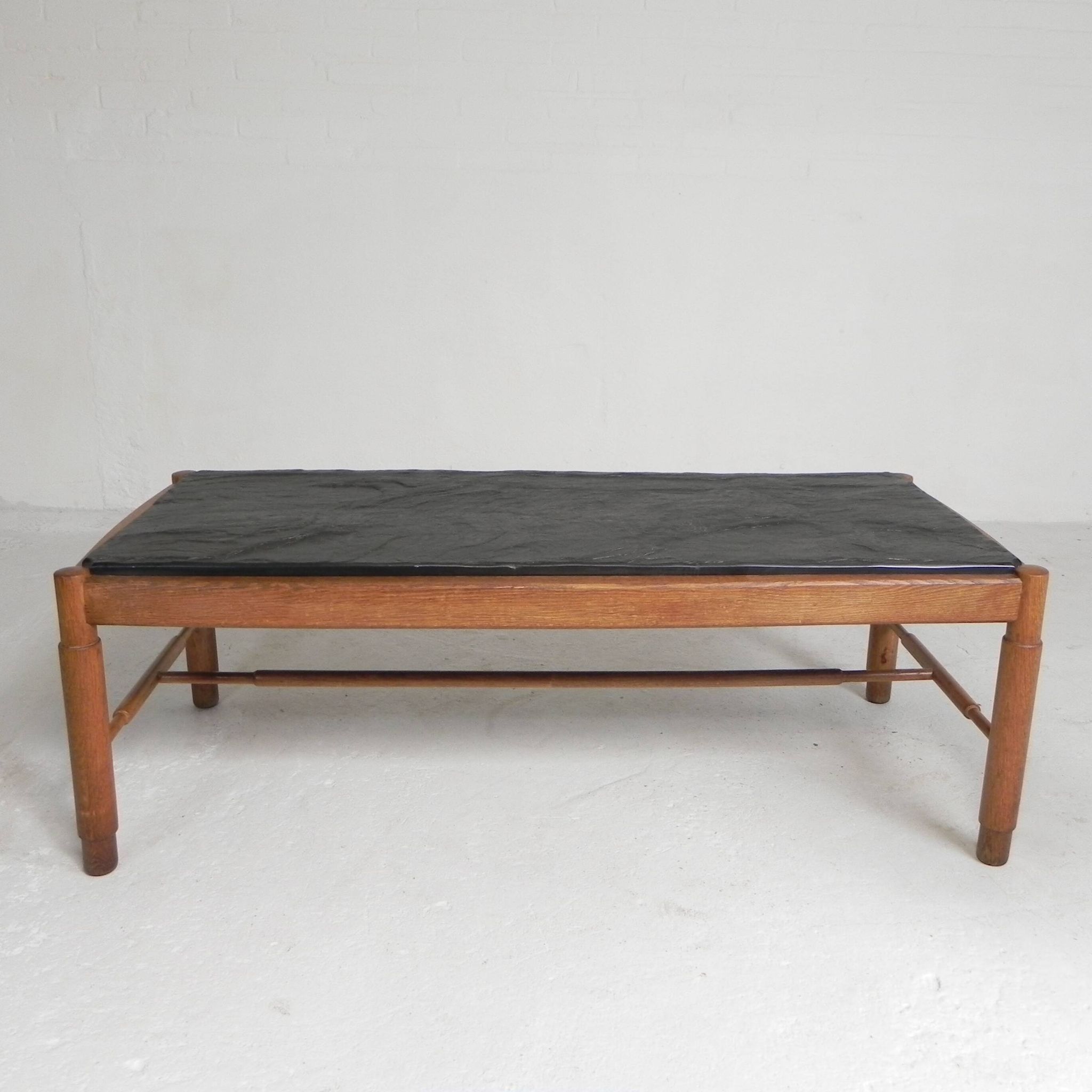Table basse vintage en chêne avec plateau en ardoise dans un cadre en chêne, années 1960