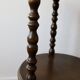 Table d’appoint vintage en bois tourné à trois niveaux meuble ancien style