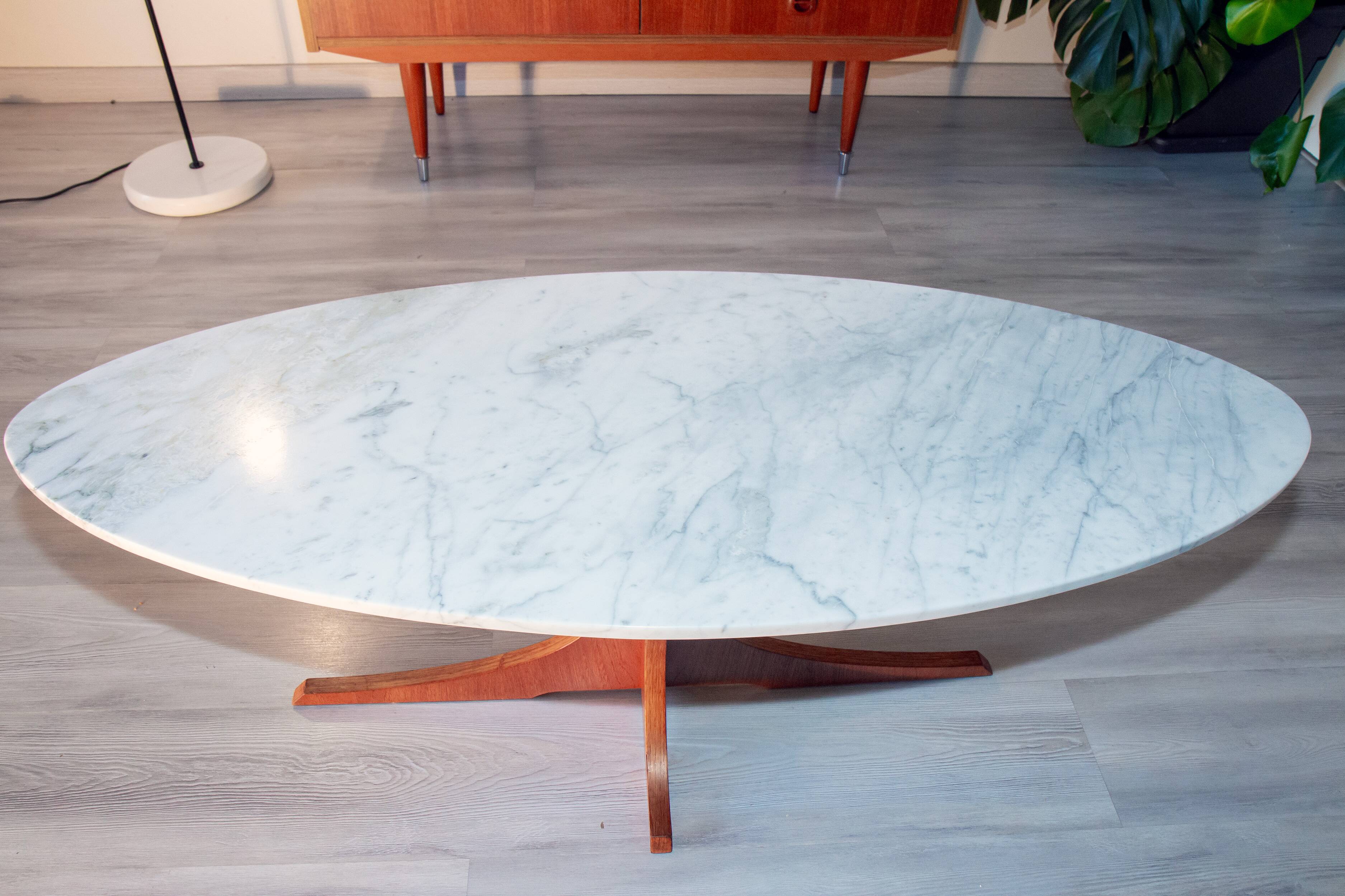 Table basse Hugues Poignant, teck et marbre, 1950-60