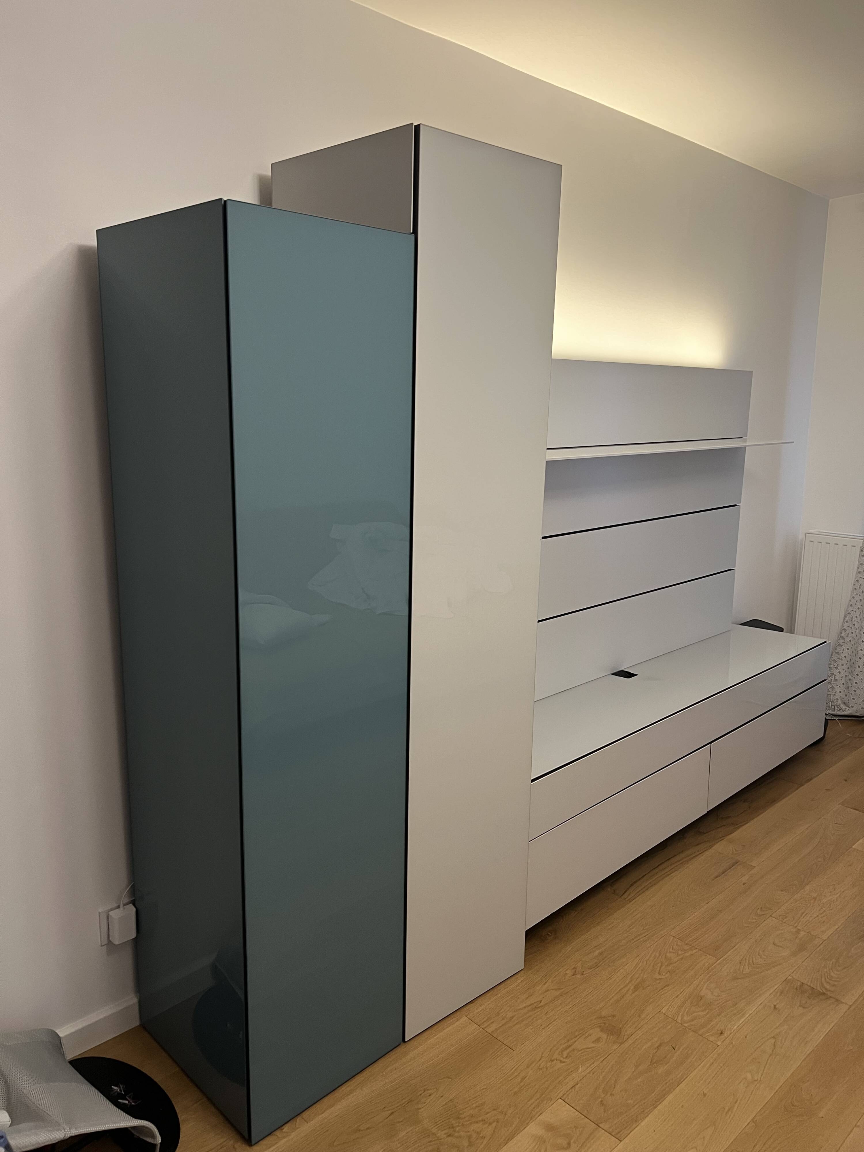 Low furniture, paneling and two-column Globo composition by Roche Bobois.