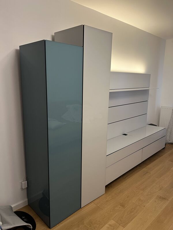 Meuble bas, Lambris et deux colonnes composition Globo de Roche Bobois