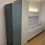 Low furniture, paneling and two-column Globo composition by Roche Bobois.