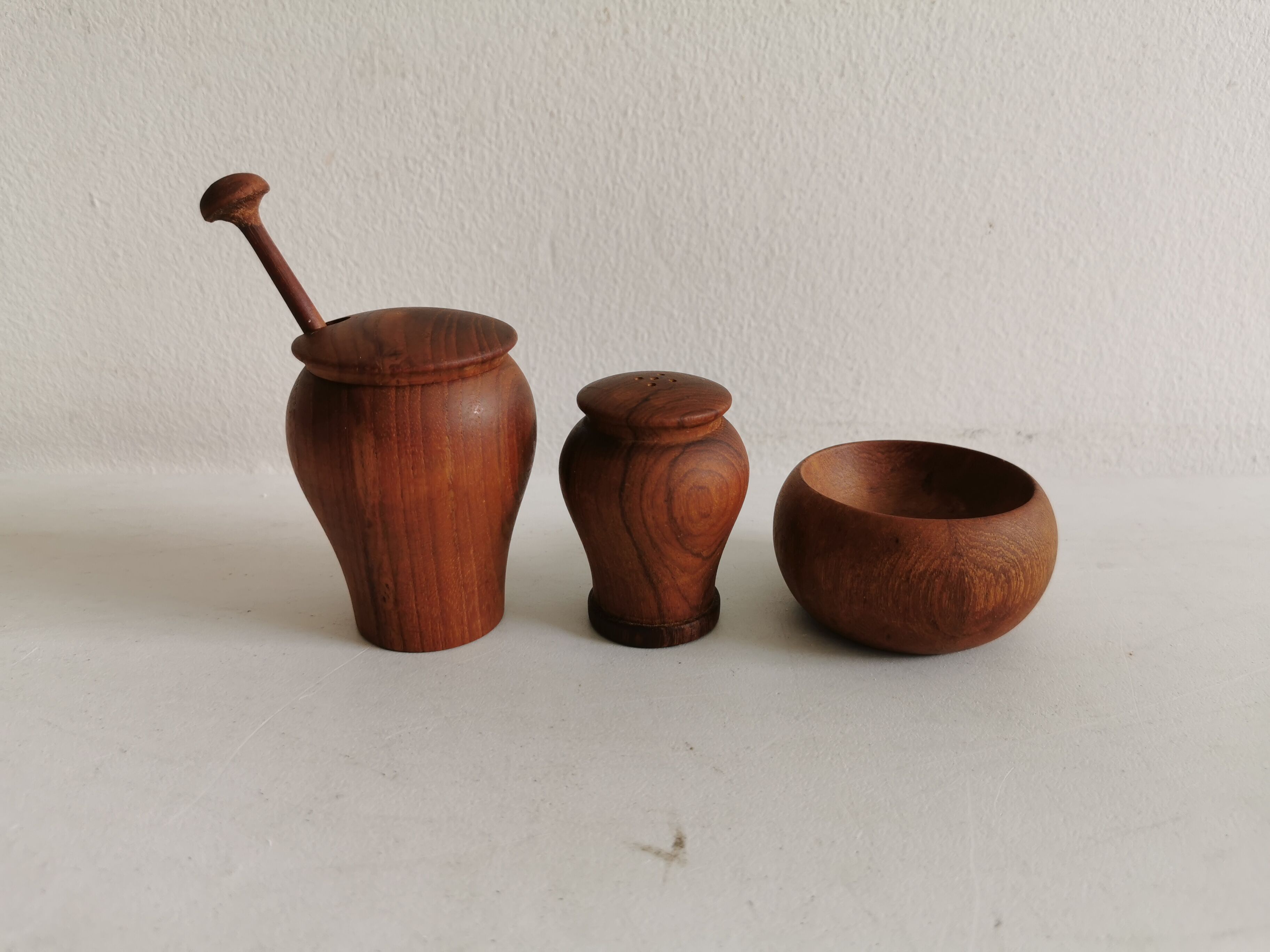Small, beautiful lot consisting of a salt cellar, pepper shaker and honey jar.