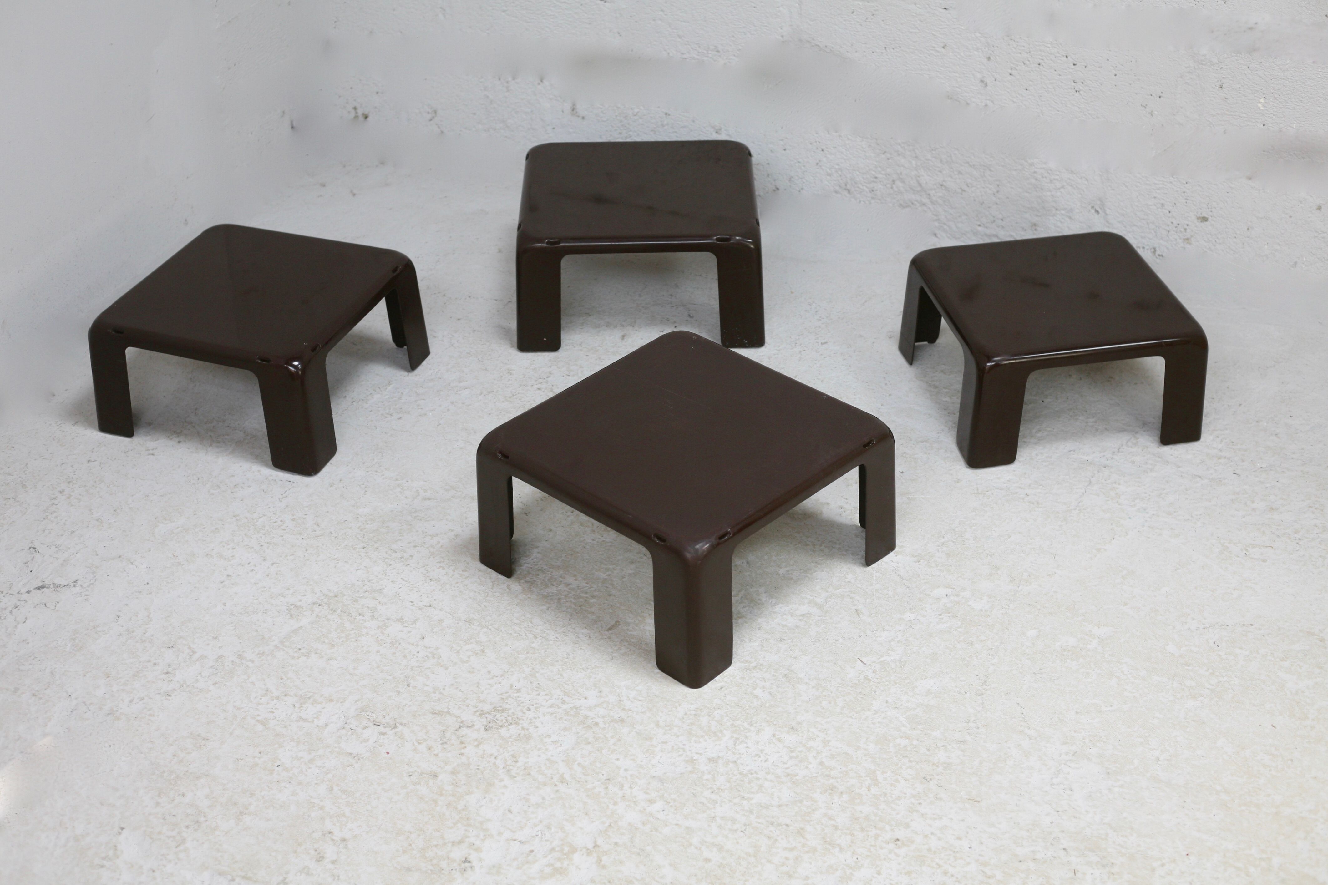Suite de 4 tables basses gigognes "Gatti", Mario Bellini éditée par C&B Italia, circa 1970.