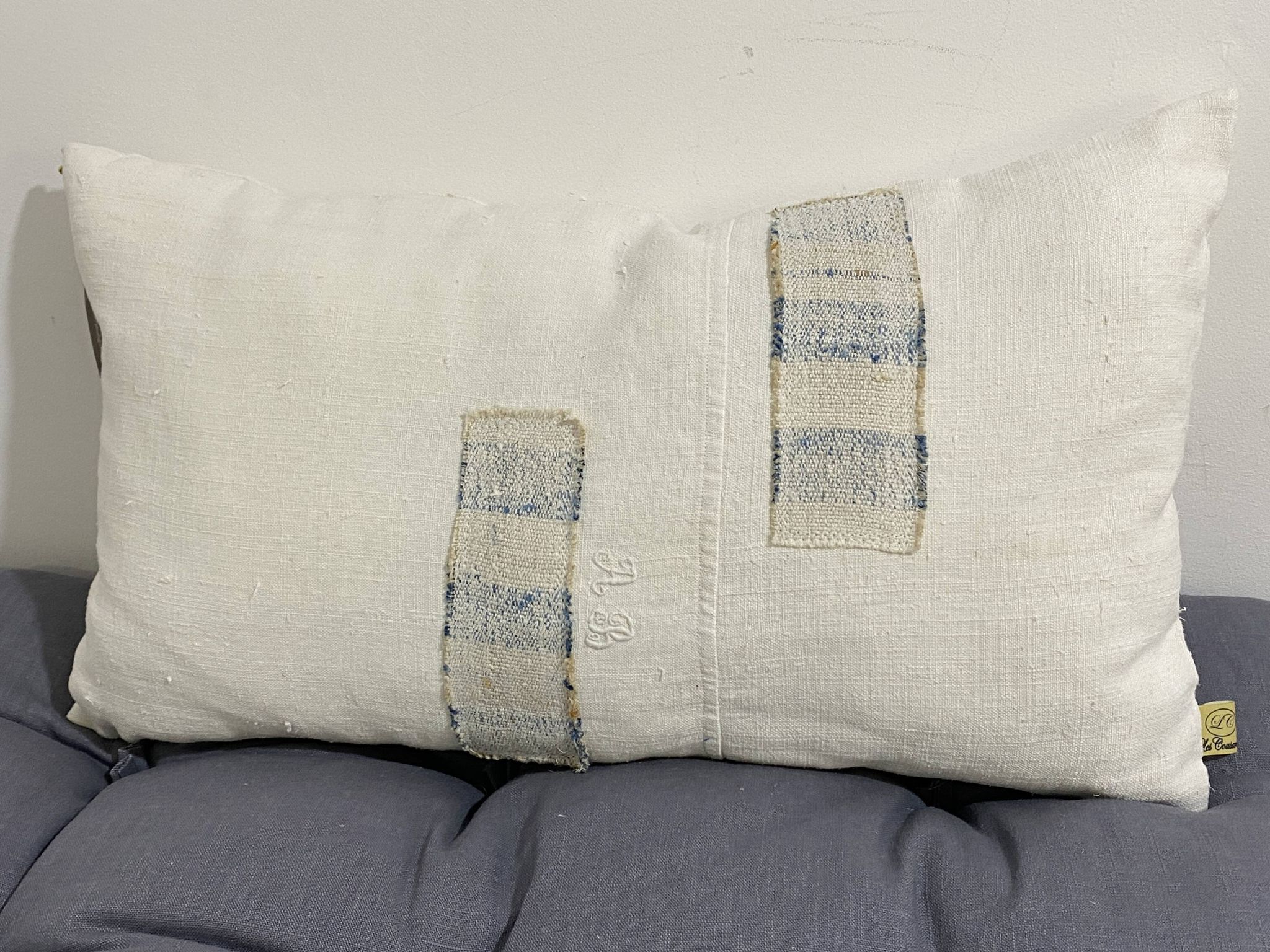 Coussin artisanal en toile ancienne style Kilim
