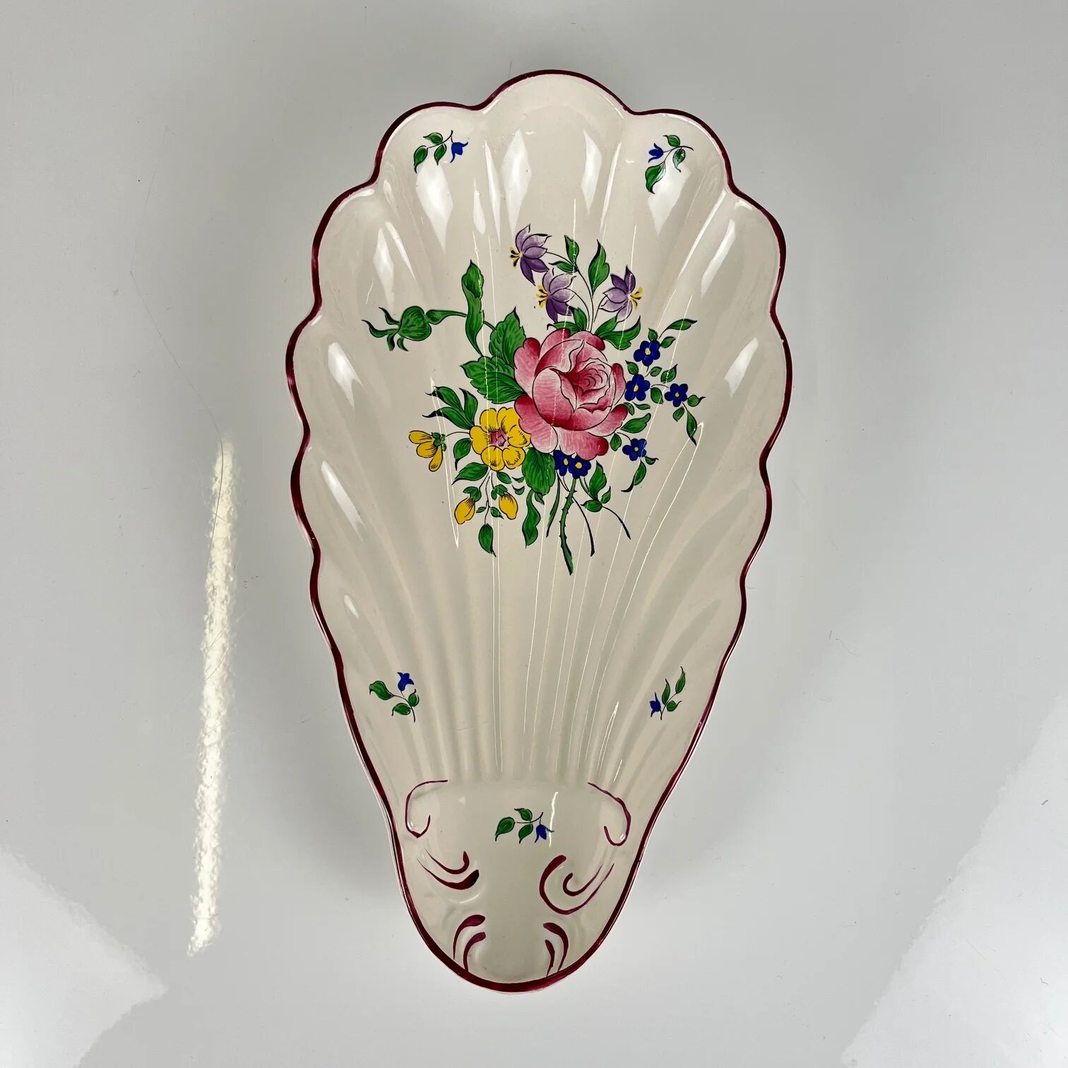 Ravier shell KG Lunéville, model "Réverbère", rose pattern