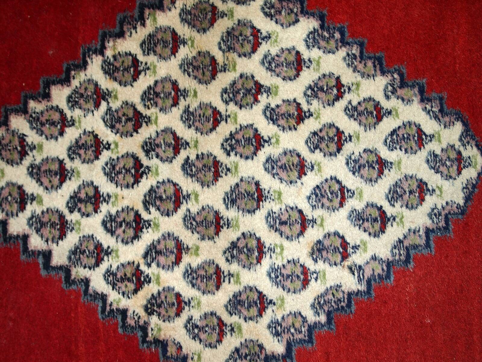 Tapis Vintage Seraband Indien en Laine, Années 1970, Élégance Artisanale