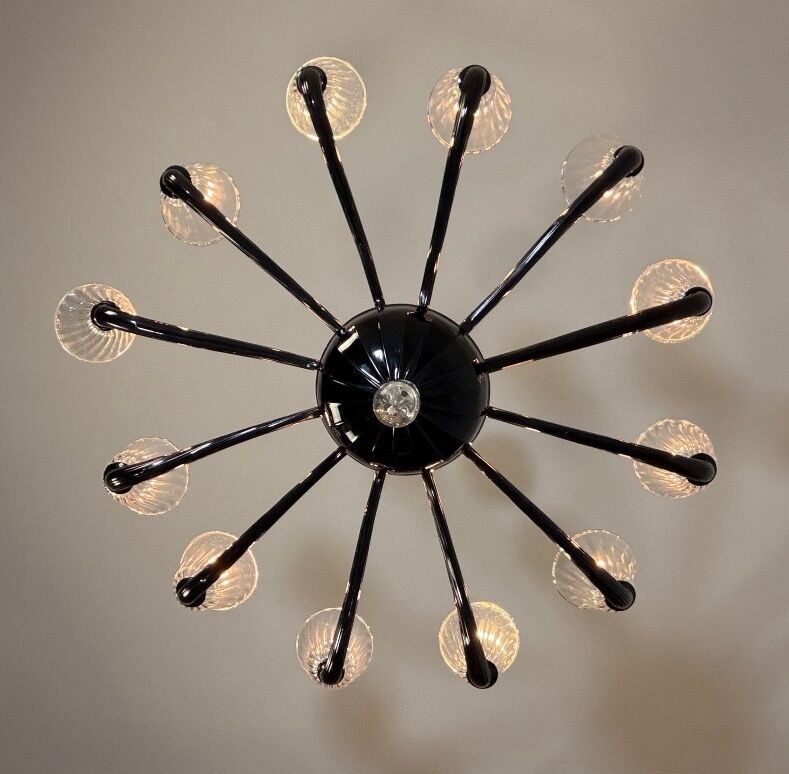 Venetian chandelier in Murano glass in black and colourless, 12 light arms, circa 1990.