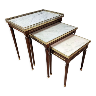 Série de trois tables gigognes Louis XVI en acajou