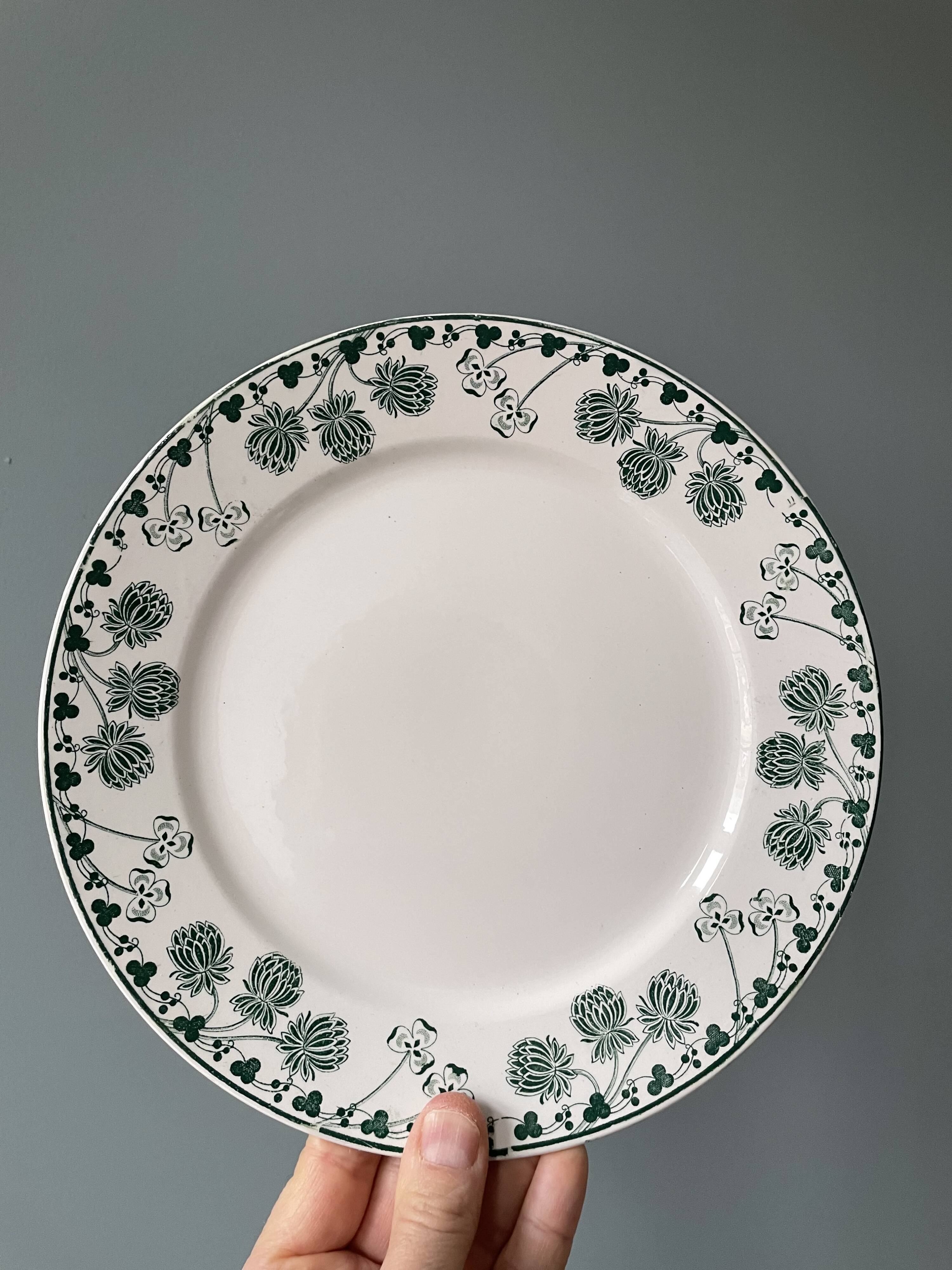 Lot de 12 assiettes plates XIXème Boch Frères Keramis, modèle Trifolium