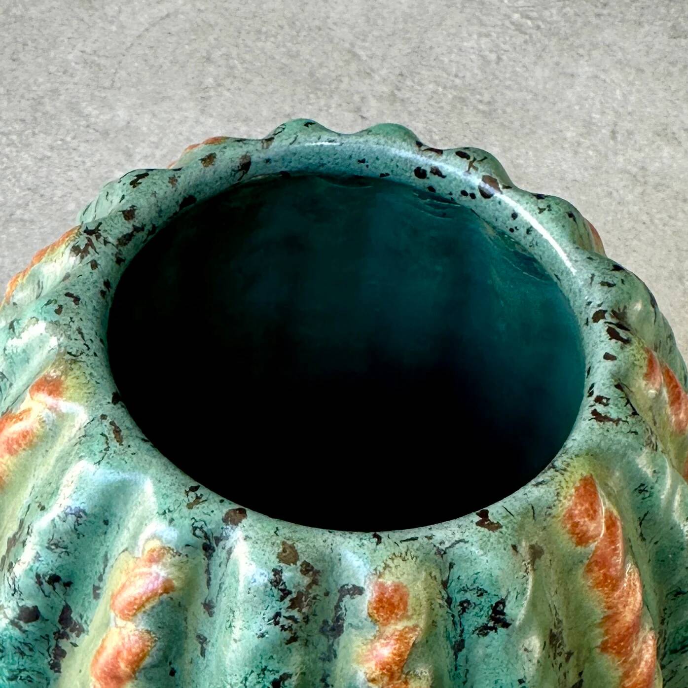 "Melon" vase in glazed ribbed ceramic – Michael Andersen & Sons