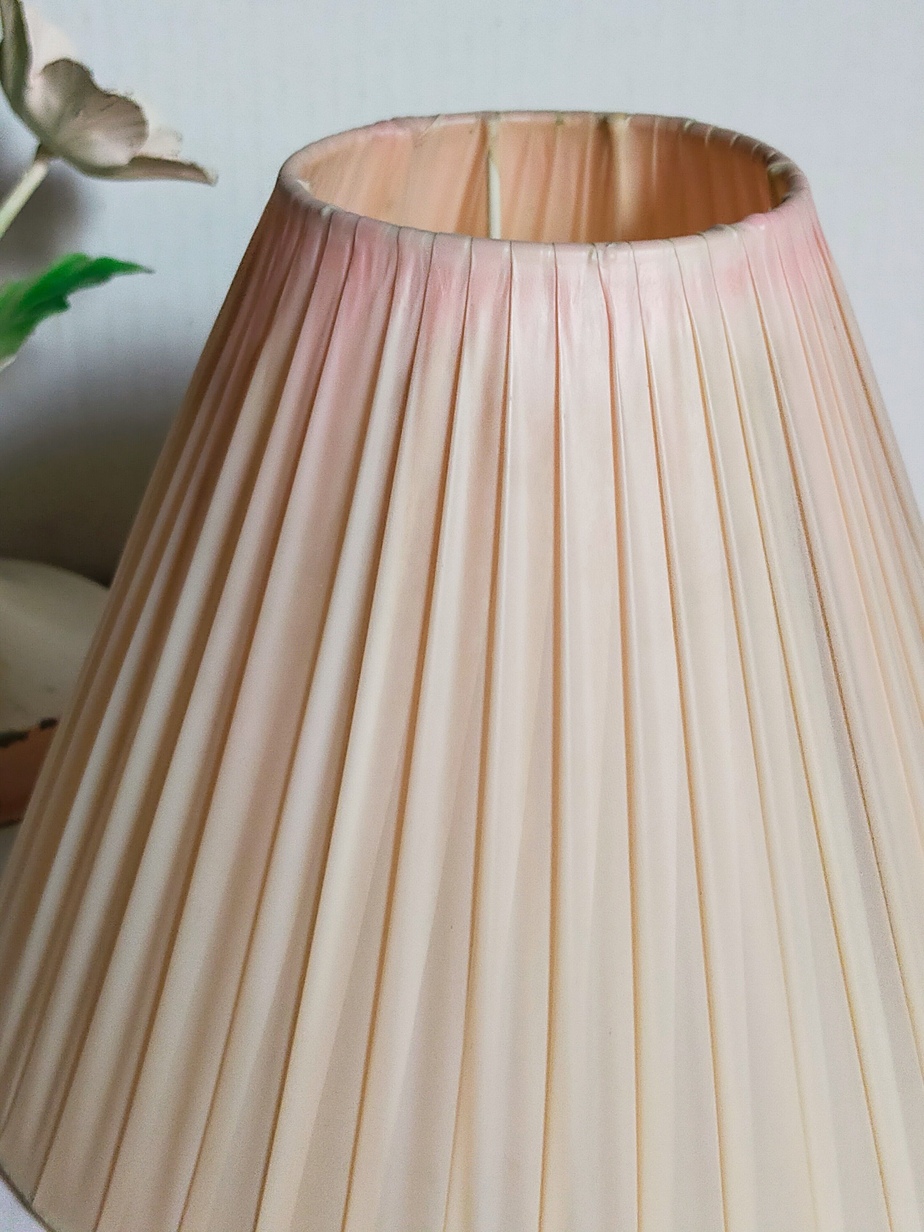 Bouquet lamp to table in vintage painted sheet vinyl lampshade