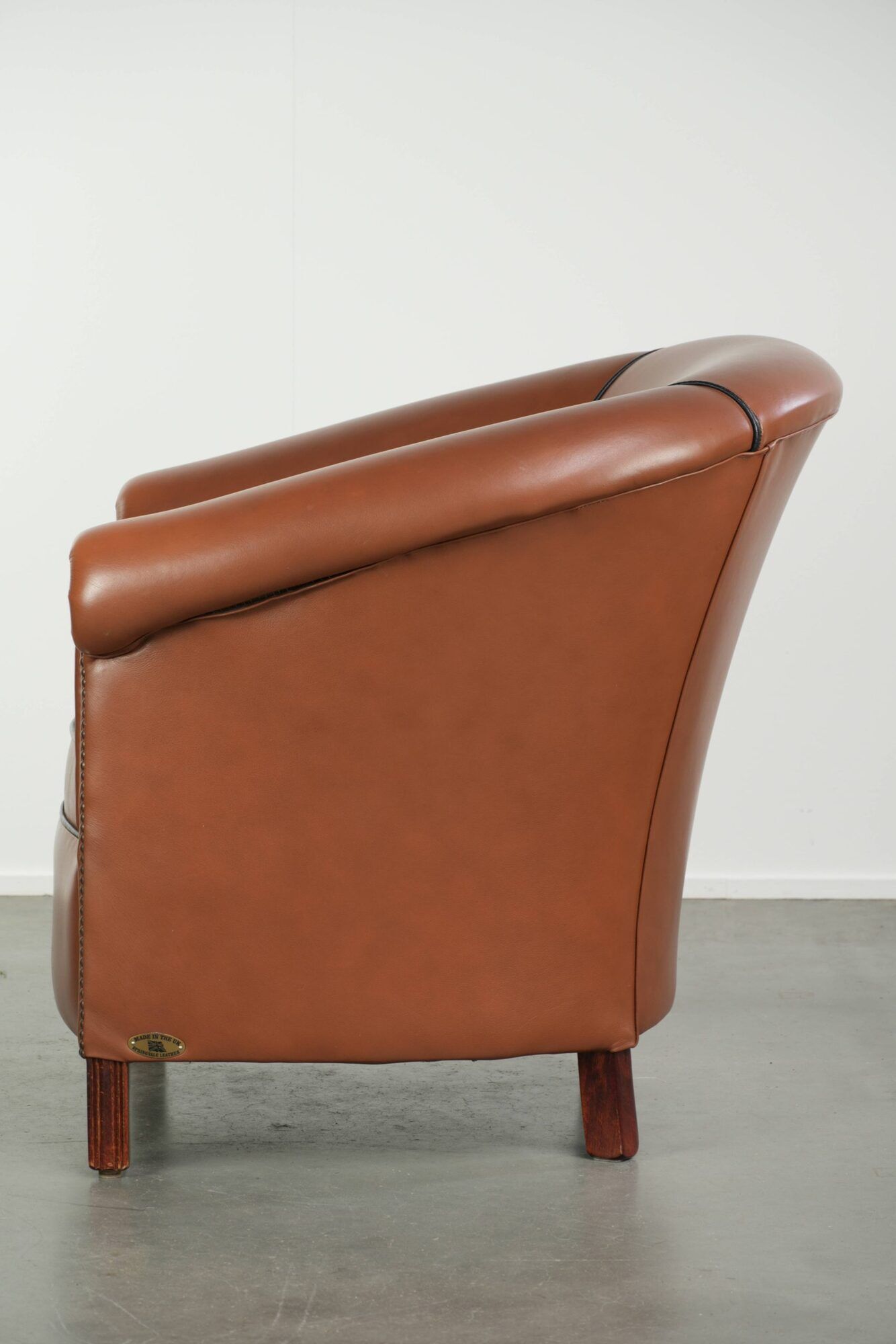 English cowhide club armchair with a luxurious finish and a good appearance