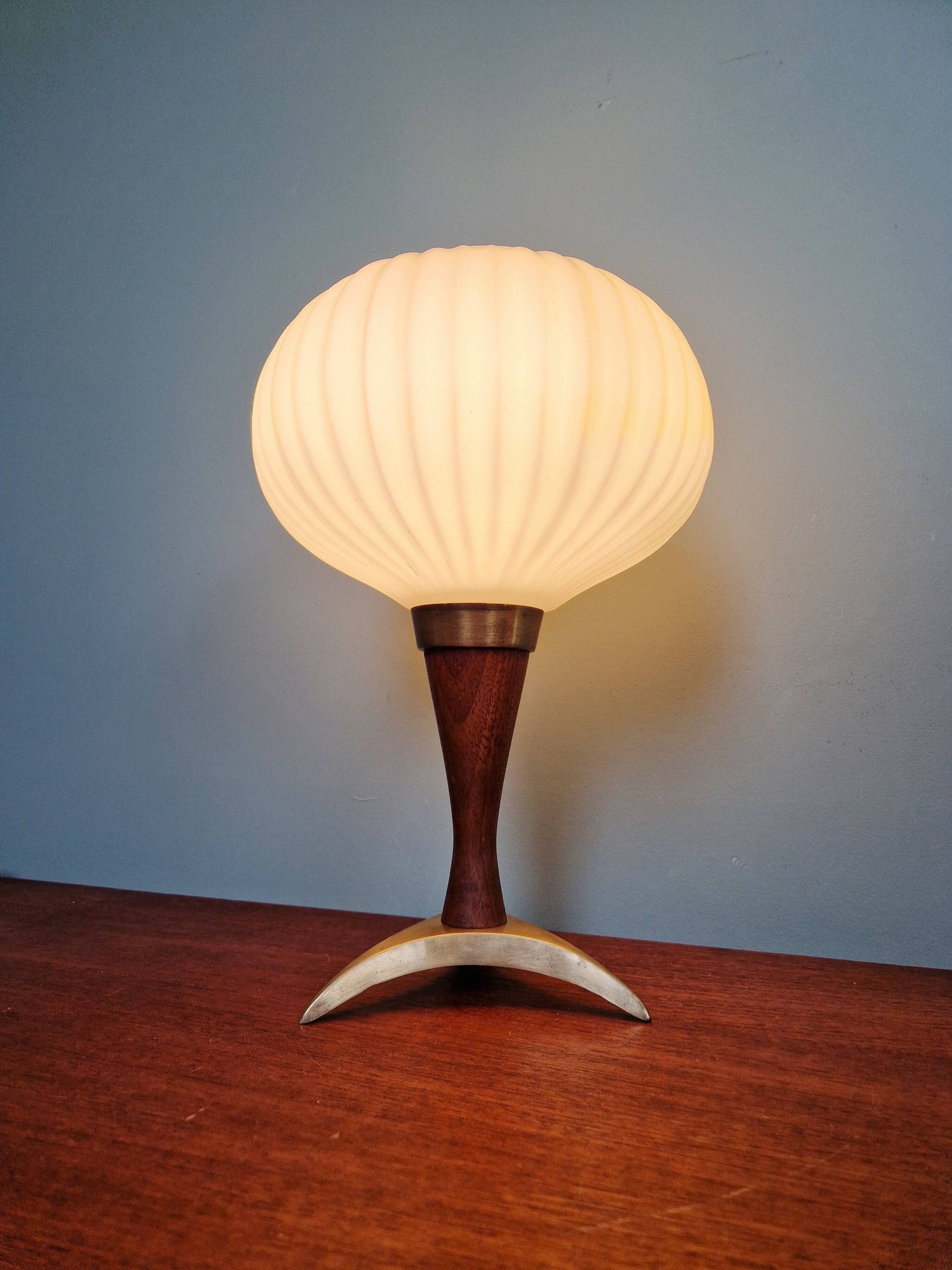Scandinavian table lamp in teak and frosted white glass, 1960.