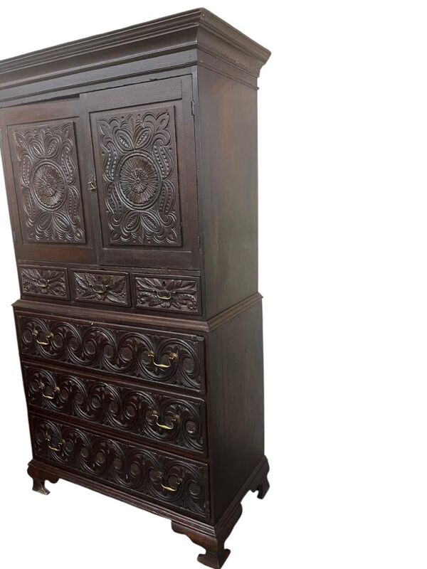 Armoire ancienne haute en bois sombre sculpté / armoire bohème