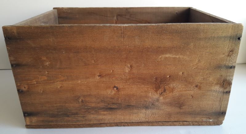 Case wood transport old wine Henri Maire
