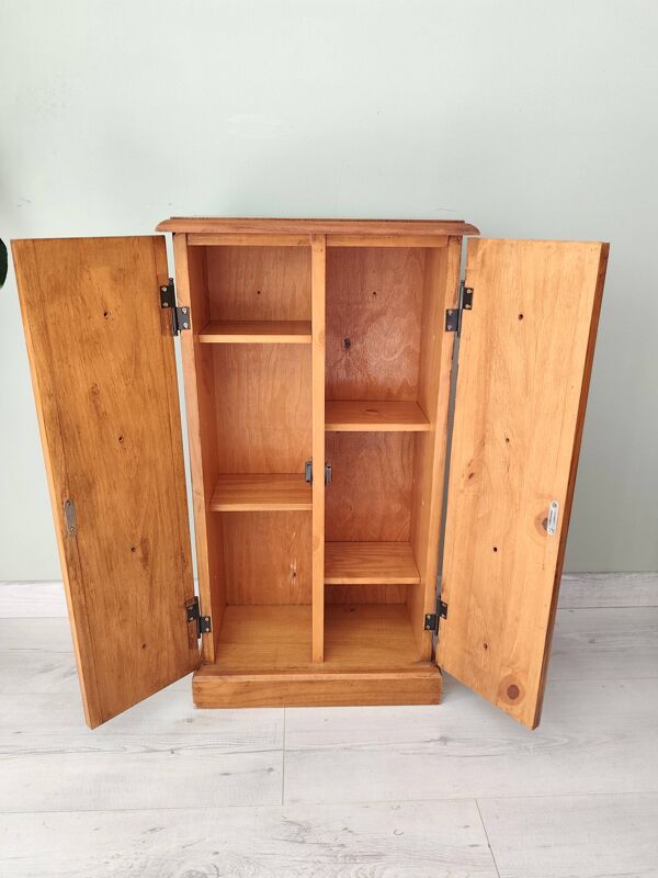 Petit meuble en bois, style cabinet, faux tiroirs