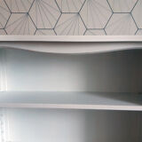 White lacquered bibus