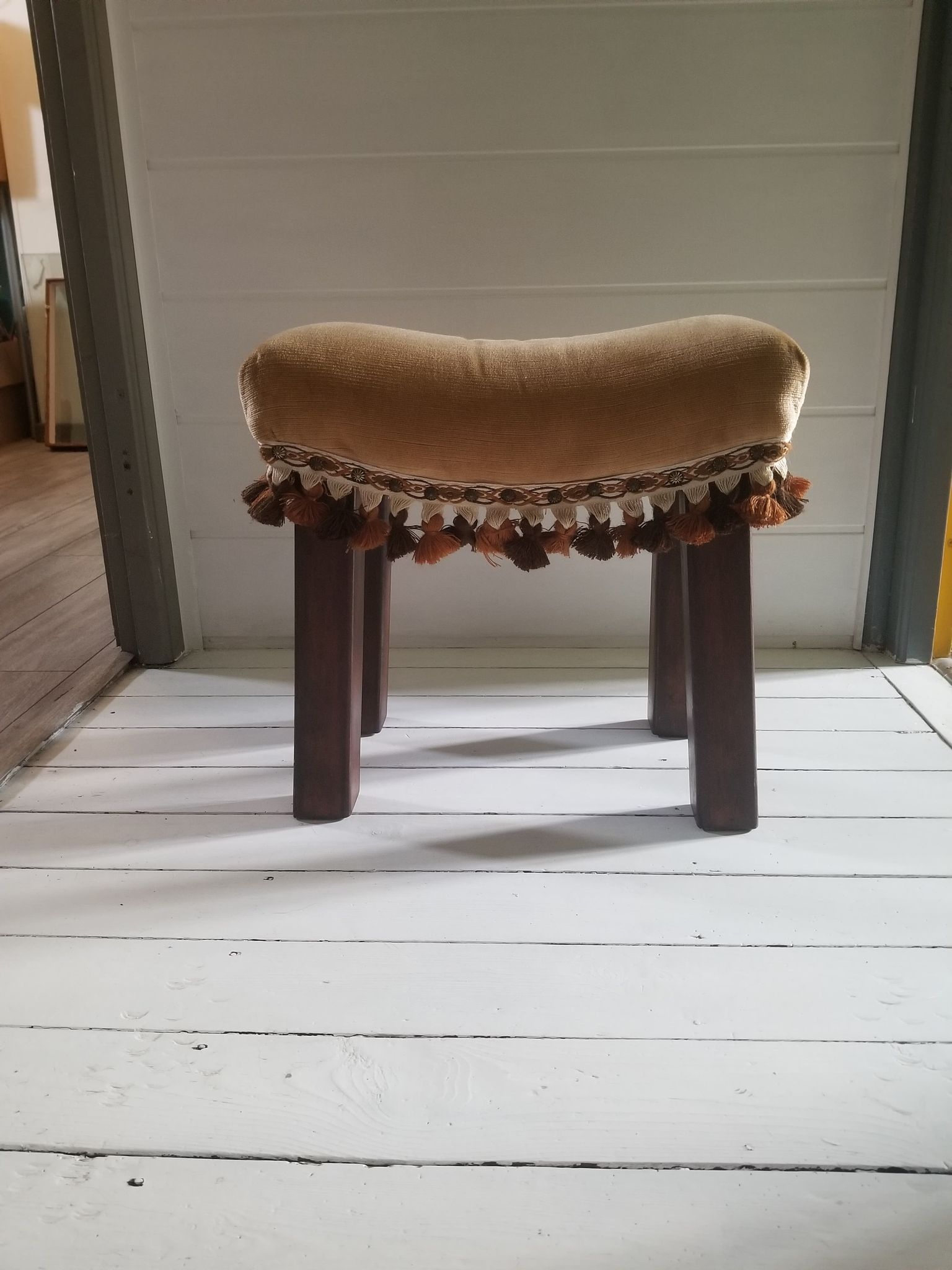 Artisanal footrest of oriental spirit