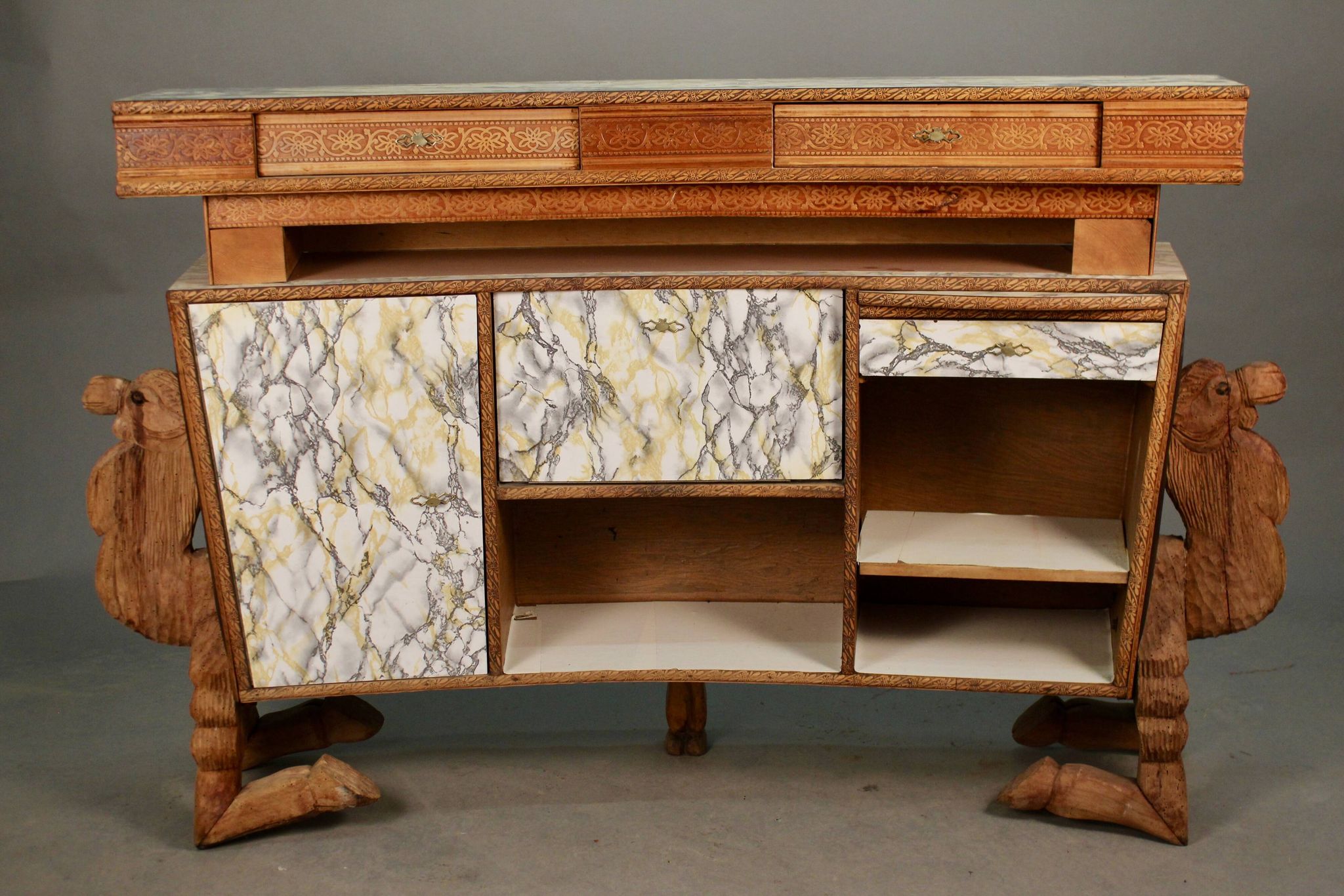 Bar moderne à décor de chameaux