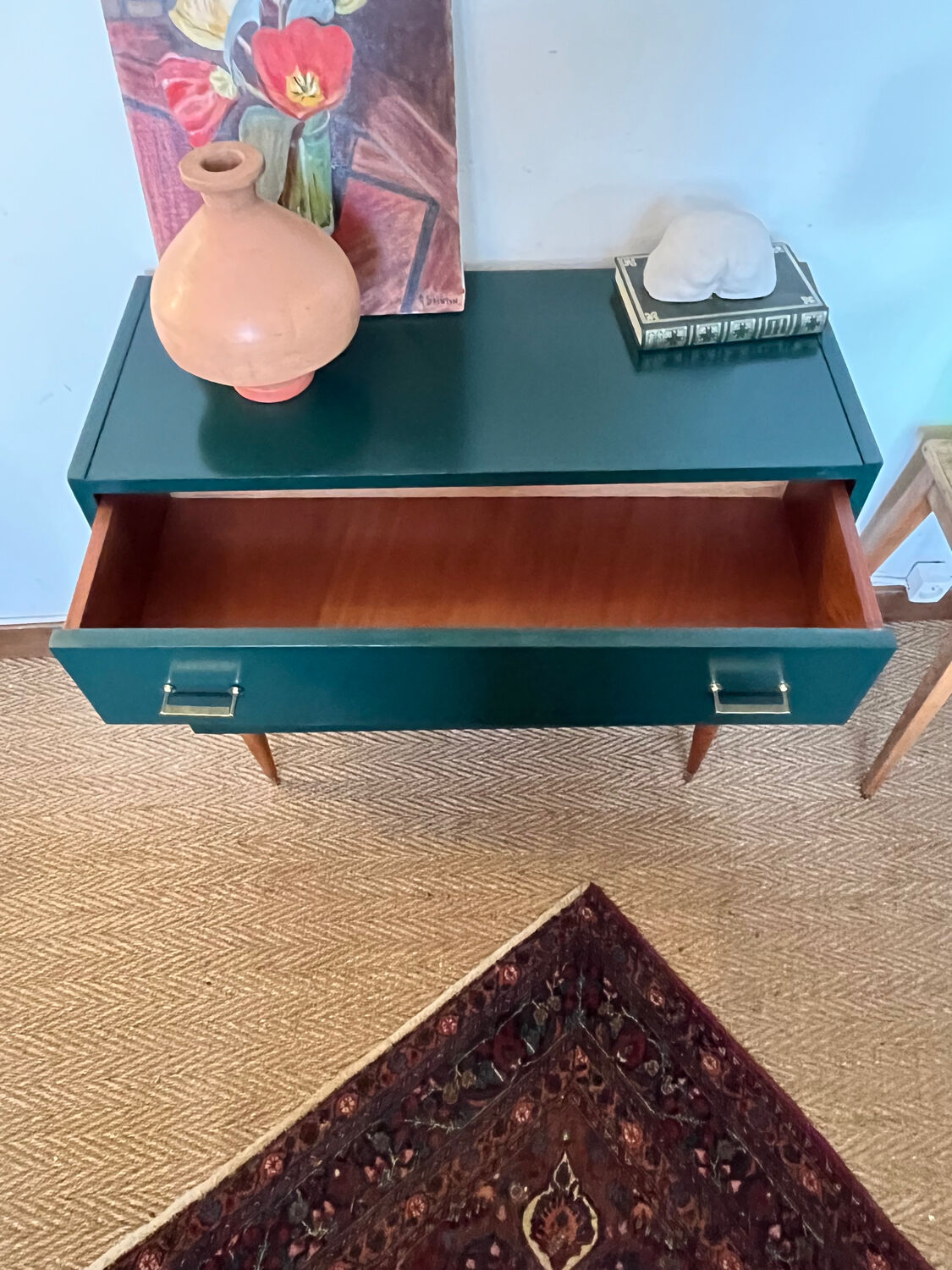 Commode vintage verte poignées dorées et pieds fuseaux