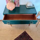 Commode vintage verte poignées dorées et pieds fuseaux