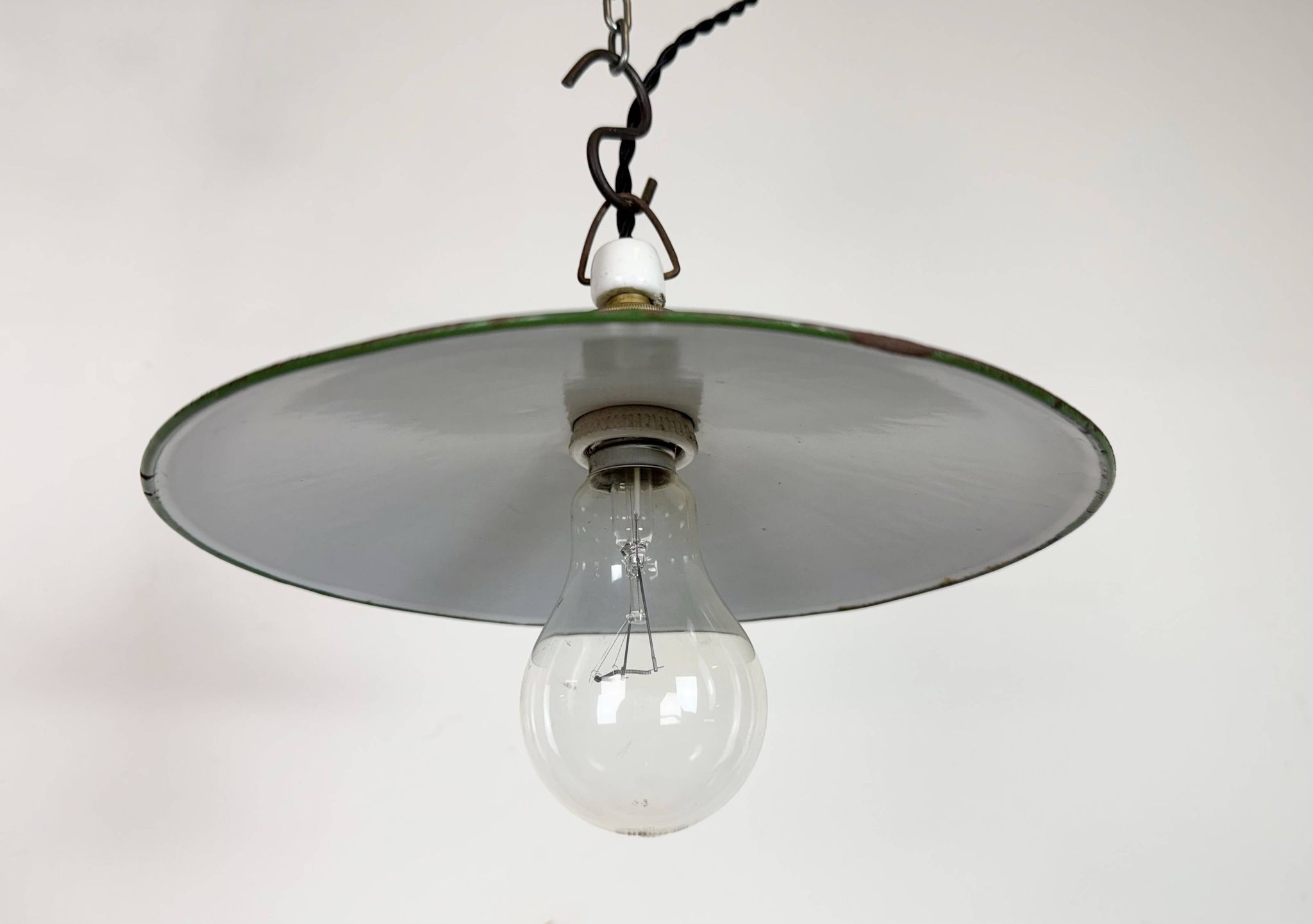 Lampe industrielle en émail vert, années 1930