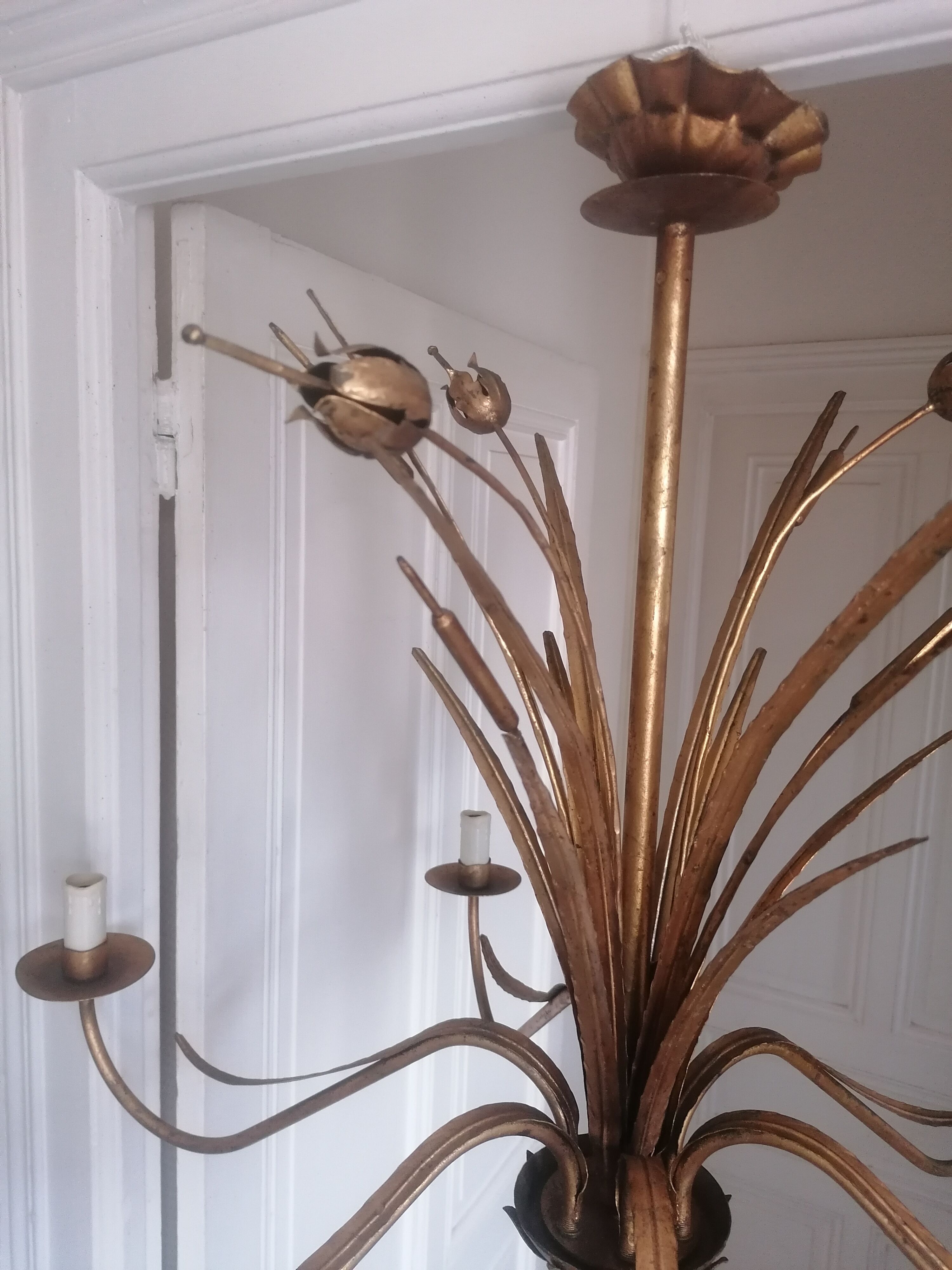 Gilded metal chandelier decorated with reeds and flowers