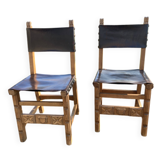 Pair of Spanish chairs in leather and carved wood – Renaissance style, 20th century