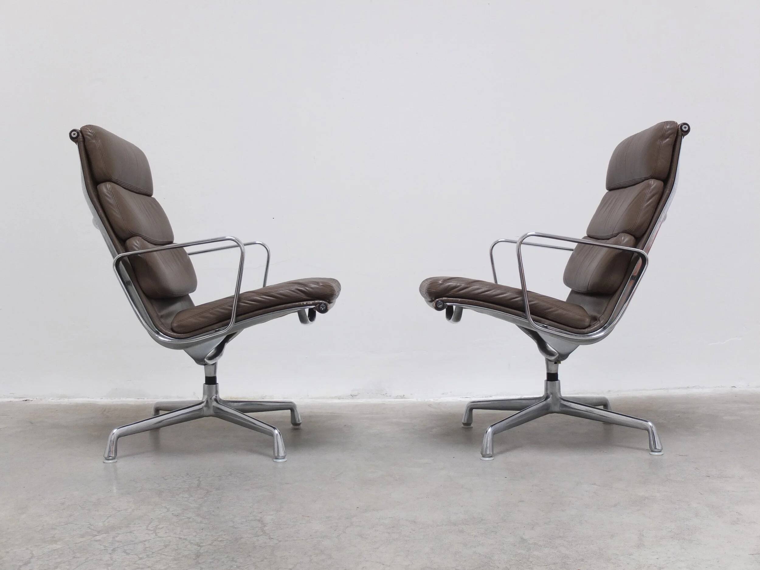 Early pair of Eames 'EA216' swivel lounge chairs by Herman Miller, 1960s