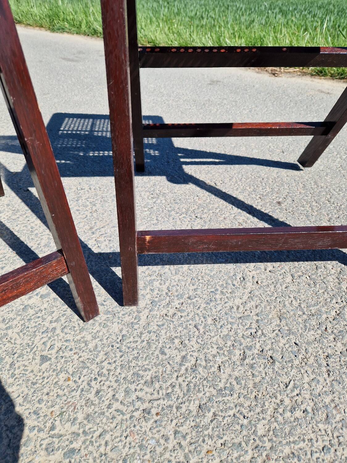 Set of 2 folding chairs in wood and cane.