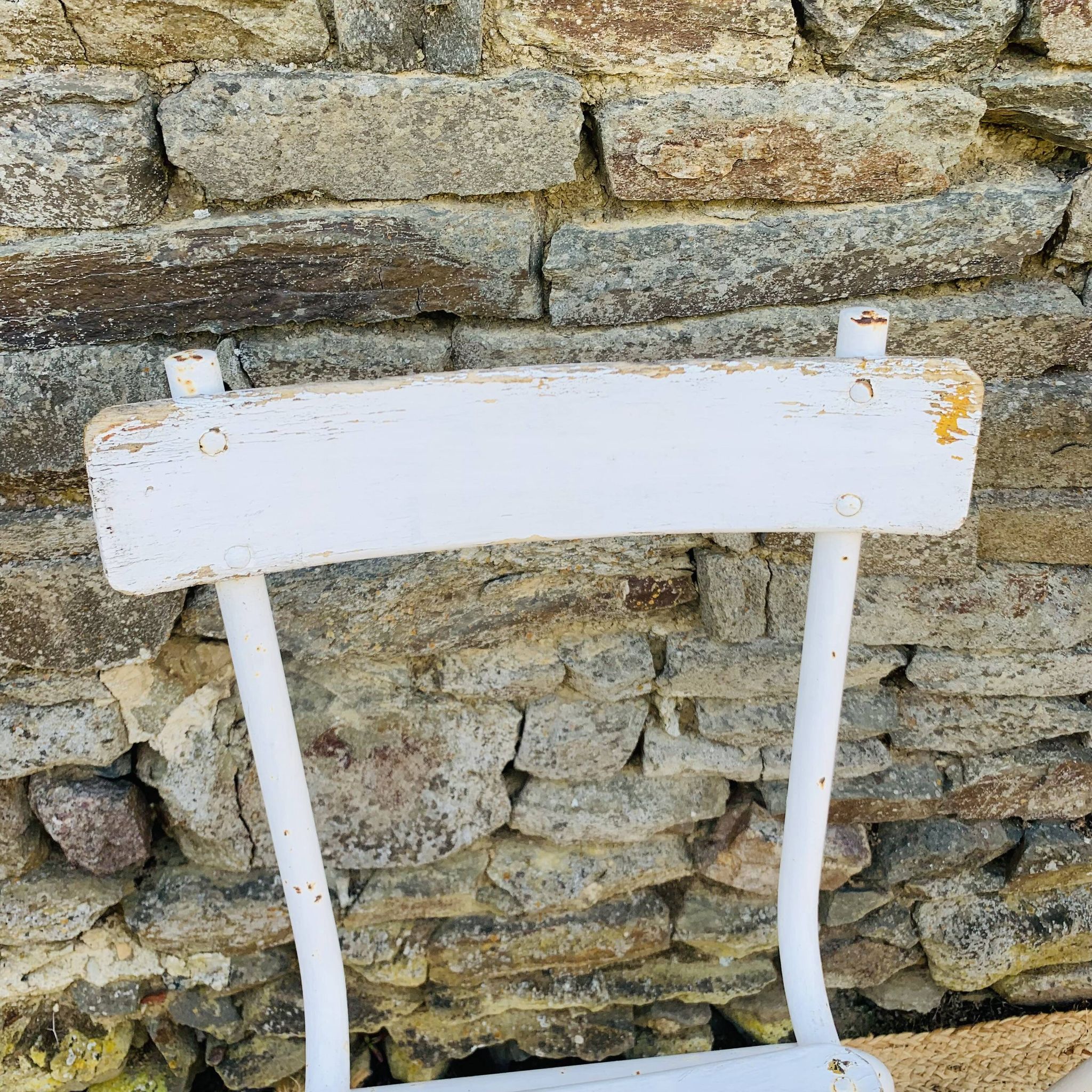 Ensemble de 5 chaises blanches en bois