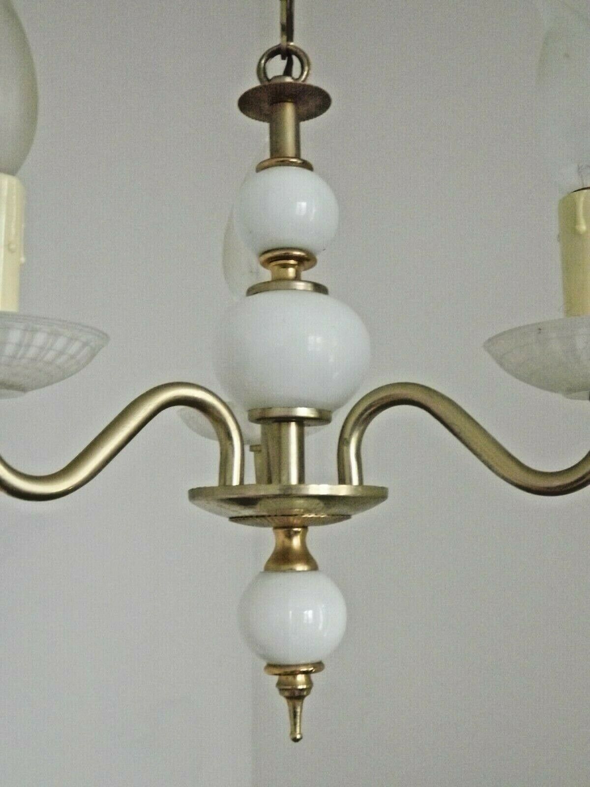 Chandelier vintage en métal doré et verre balnc
