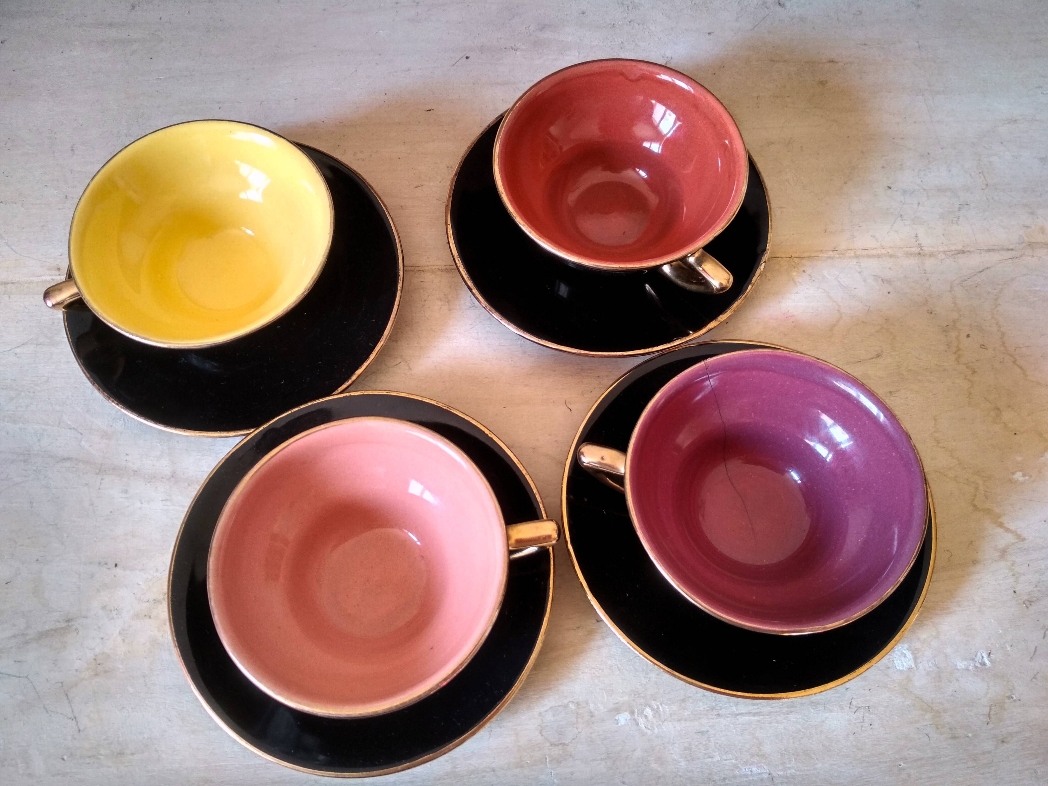 4 cups tea or coffee in the 1950s, color mugs, black and Golden NET