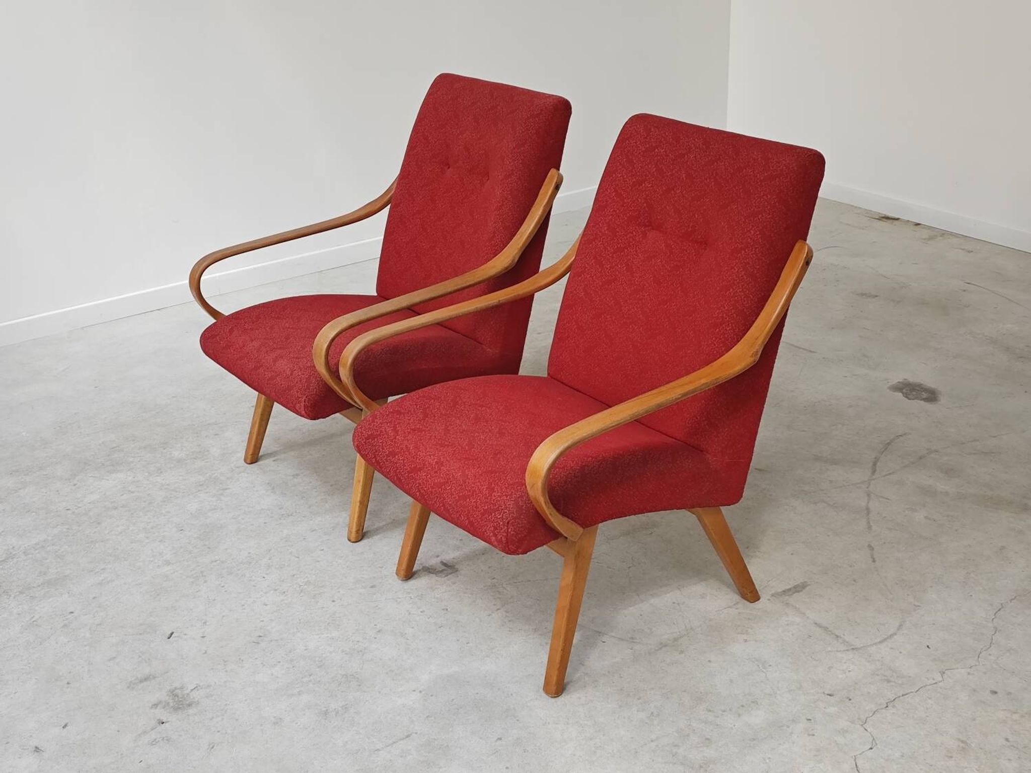 Pair of red armchairs 6953 by Jaroslav Smidek for Ton Bystrice Thonet 1960