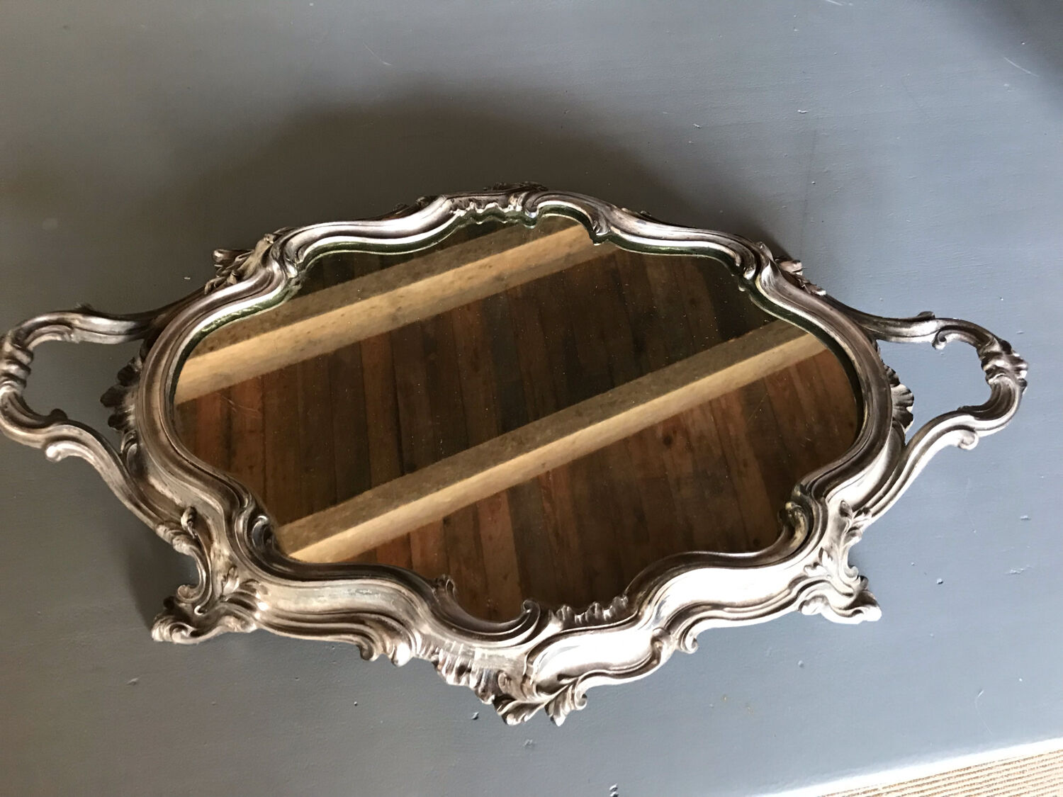 Mirror tray regulates it