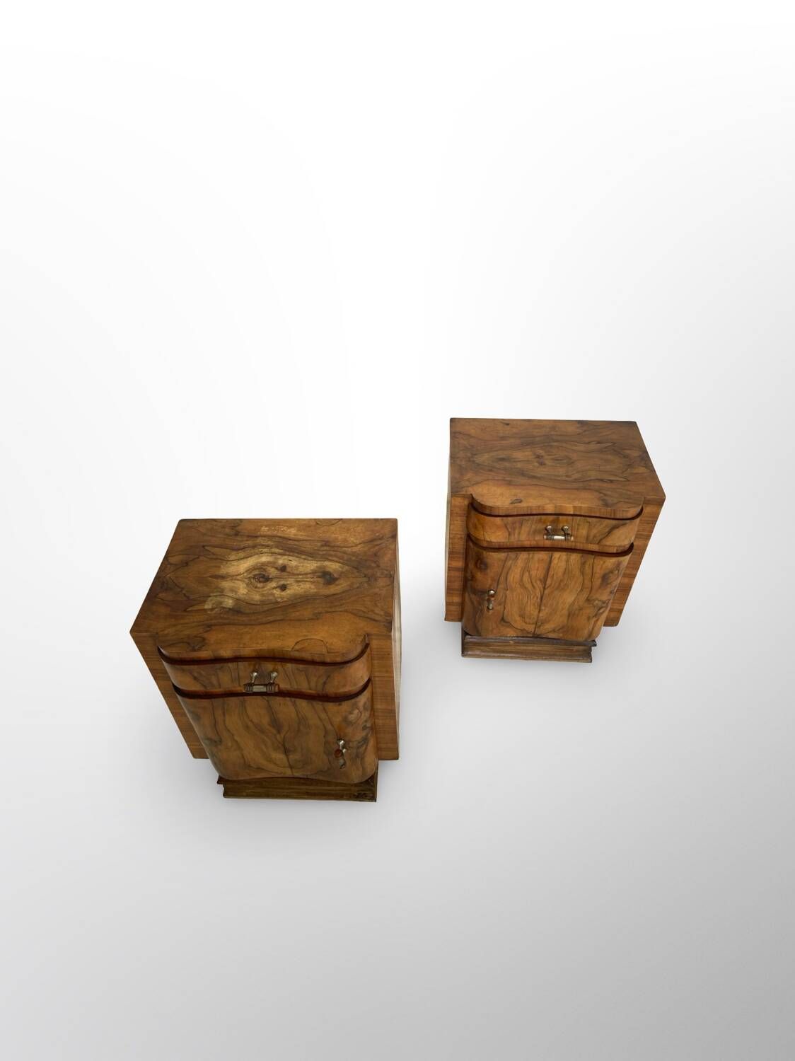 Tables de chevet Art déco italiennes en ronce de noyer, années 1930.