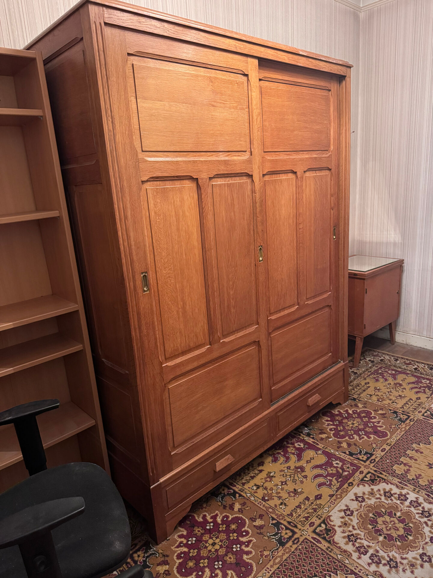 Large solid oak wardrobe – 2 sliding doors – 2