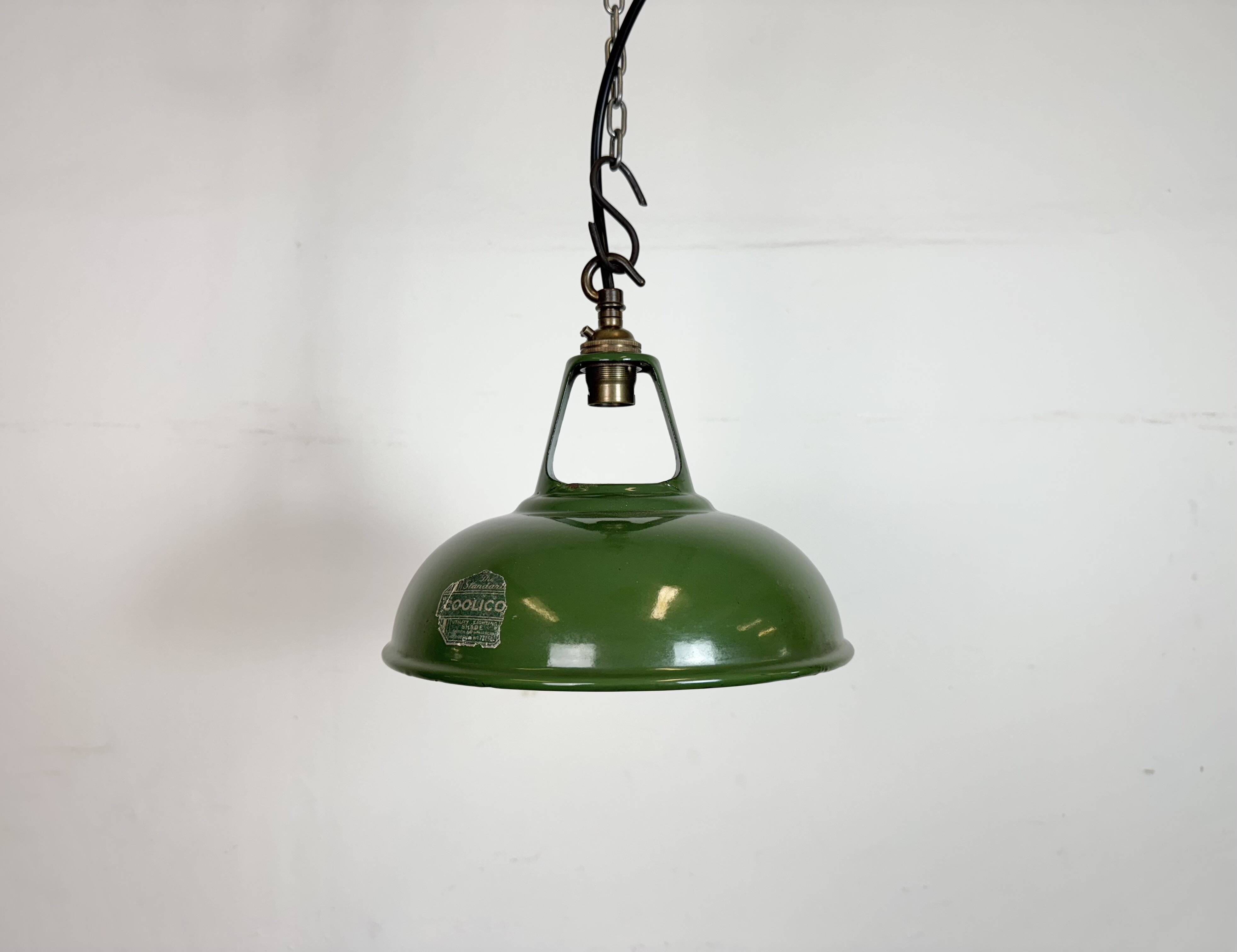Suspension industrielle en émail vert de Coolicon, années 1950