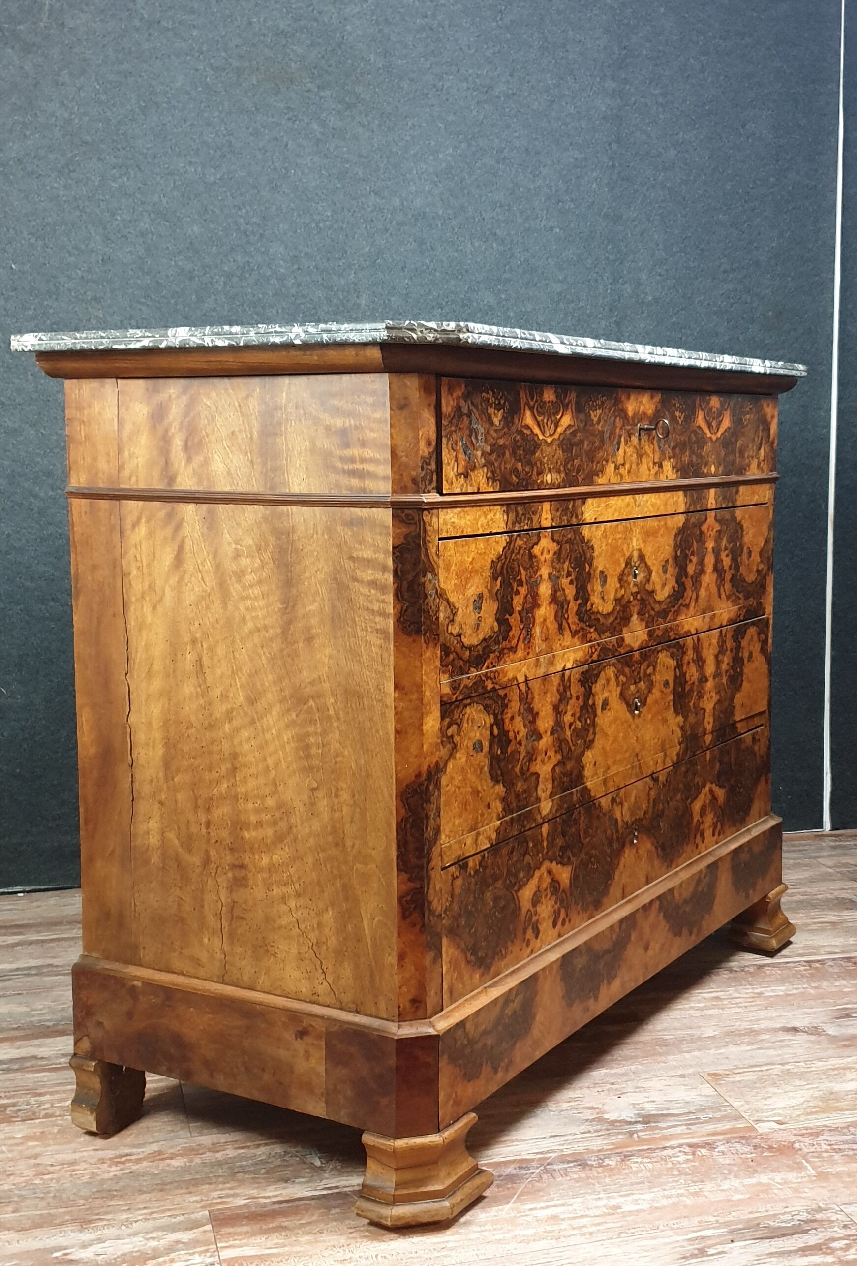 Chest of drawers Louis Philippe era in walnut bramble